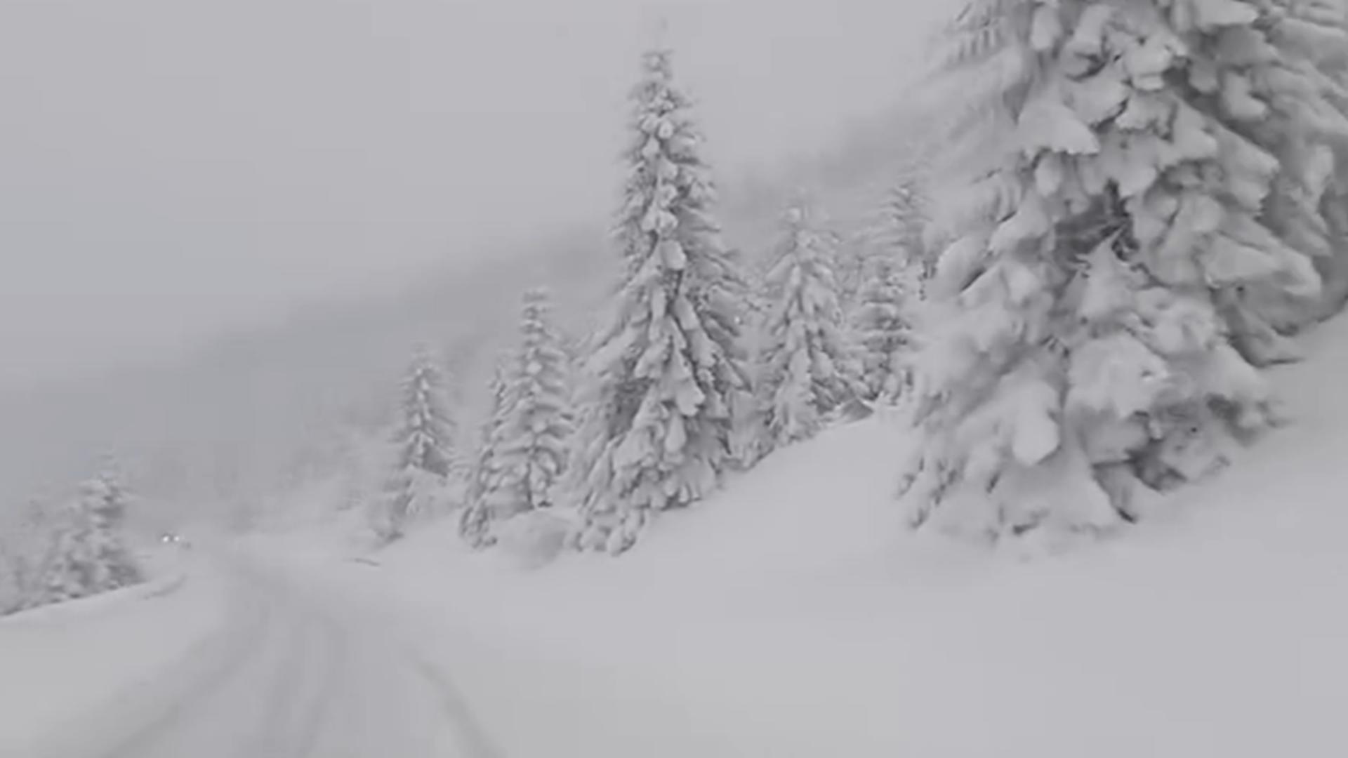 Iarna lovește din plin: drumuri blocate, ninsori abundente și risc crescut de avalanșă/ Captură video