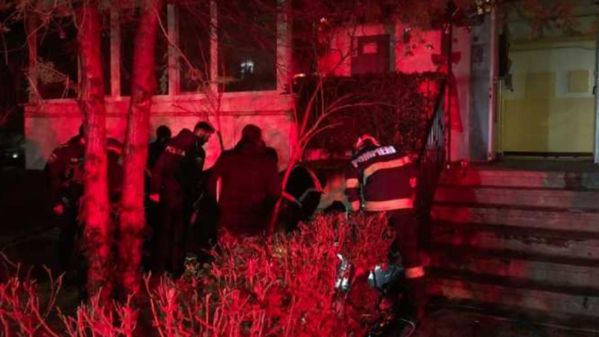 Trupul unui bărbat carbonizat, descoperit în urma unui incendiu la un bloc din Focșani: victima ar putea fi o persoană fără adăpost
