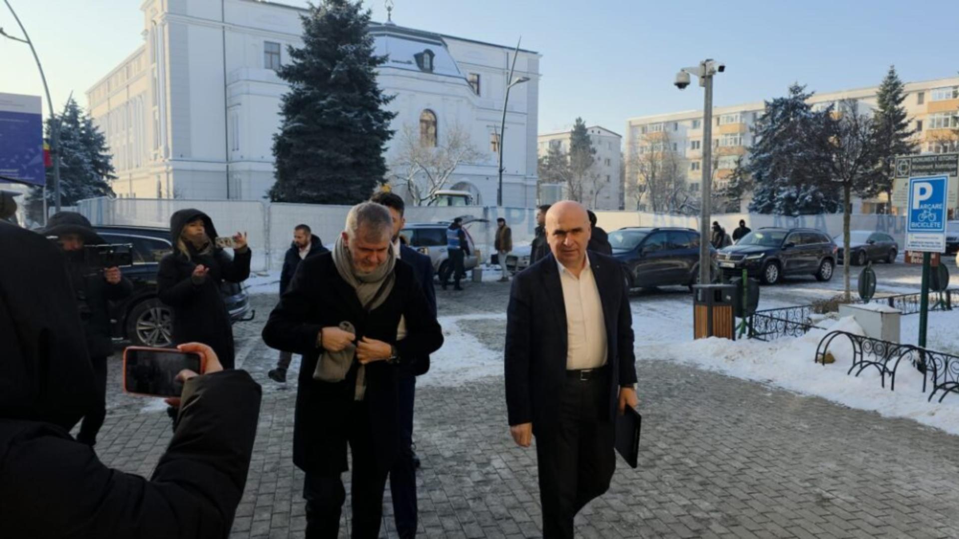 Bolojan este întâmpinat cu huiduieli oriunde se duce