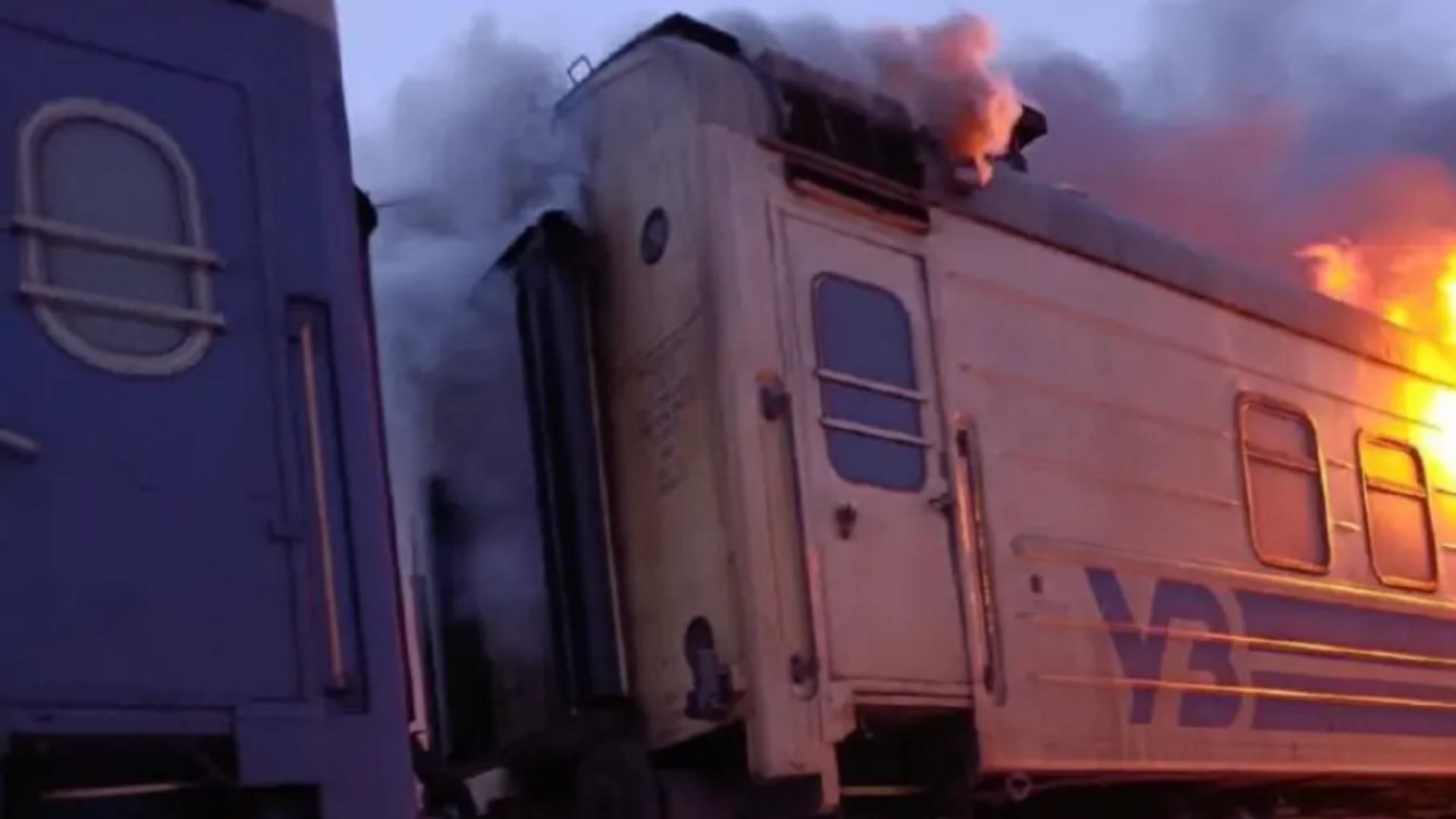 Imagini captate dintr-o filmare cu trenul în flăcări (Kyiv Independent)