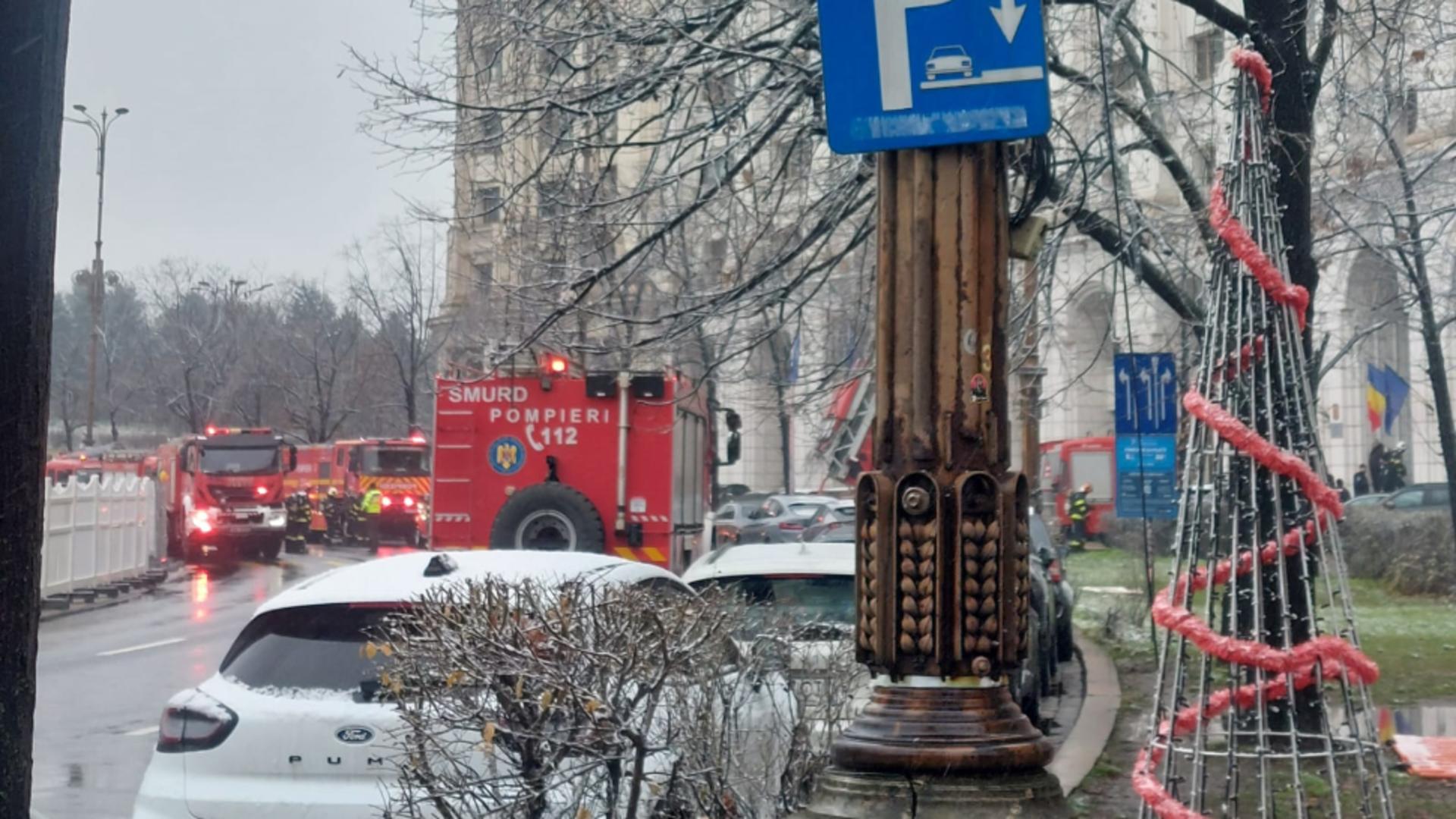 Alertă de incendiu la Ministerul Finanțelor. Mobilizare masivă a pompierilor, trafic restricționat în zonă – FOTO/VIDEO
