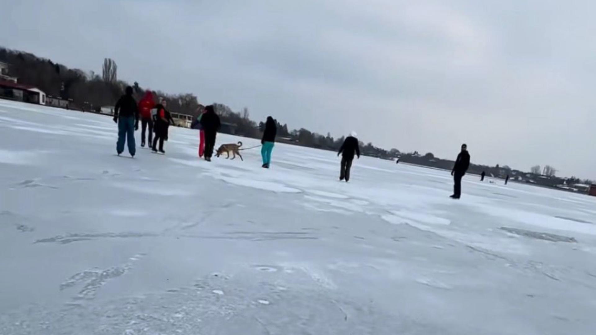 Gerul a înghețat lacul Snagov, patinoar natural imens. Cetățenii s-au avântat pe gheață, după ce o fetiță a fost la un pas de tragedie la Craiova