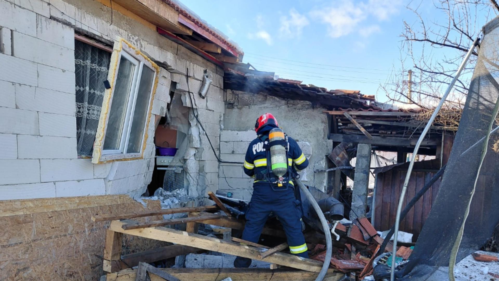 Explozie urmată de incendiu în Hunedoara. Un bărbat a murit
