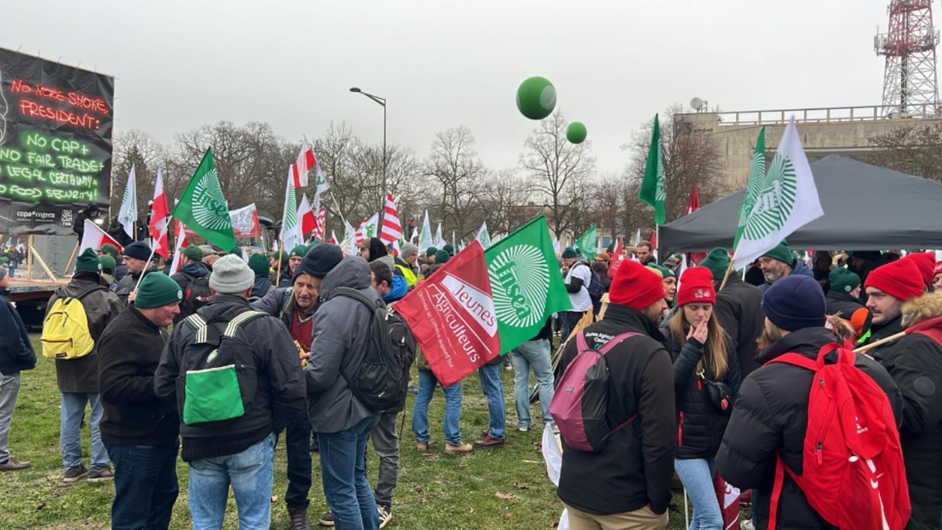 Fermierii români participă la protestul masiv de la Strasbourg, împotriva acordului UE-Mercosur. Realitatea Plus transmite din mijlocul protestatarilor - LIVE TEXT/VIDEO