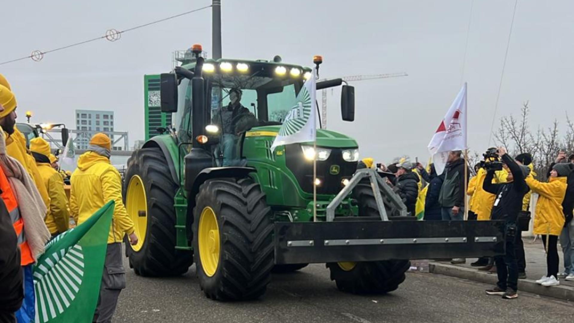 Sute de protestatari aplaudă coloana de tractoare (foto: Mircea Sime)