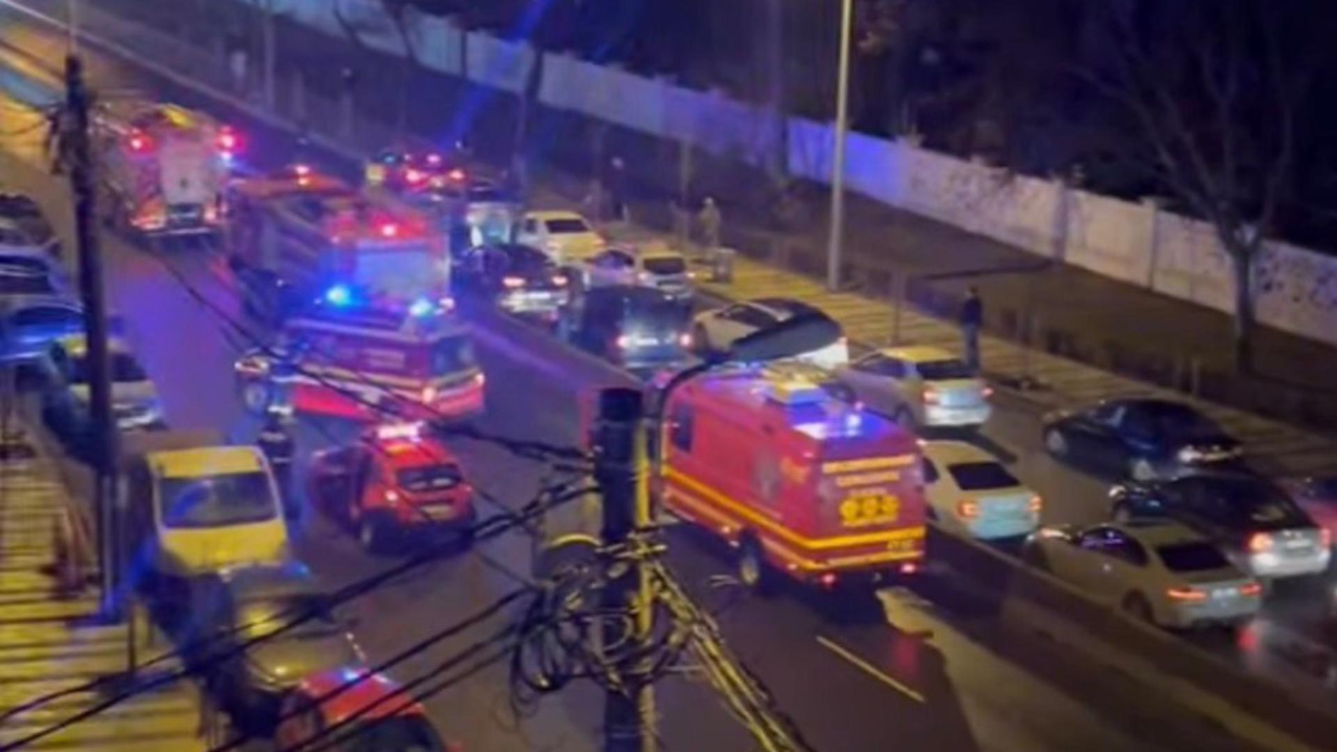 Accident în Capitală: o autoutilitară cu peste 50 de butelii s-a răsturnat. Intervenția este în desfășurare (foto: Facebook @Info Trafic București și Ilfov)