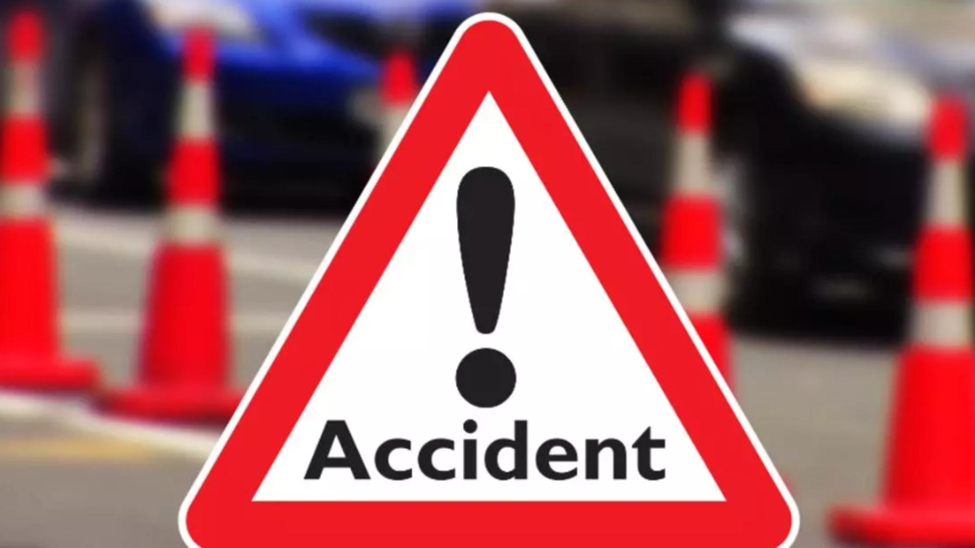 Impact violent în Caraș-Severin între o ambulanță și un autoturism. Trei persoane au fost transportate la spital