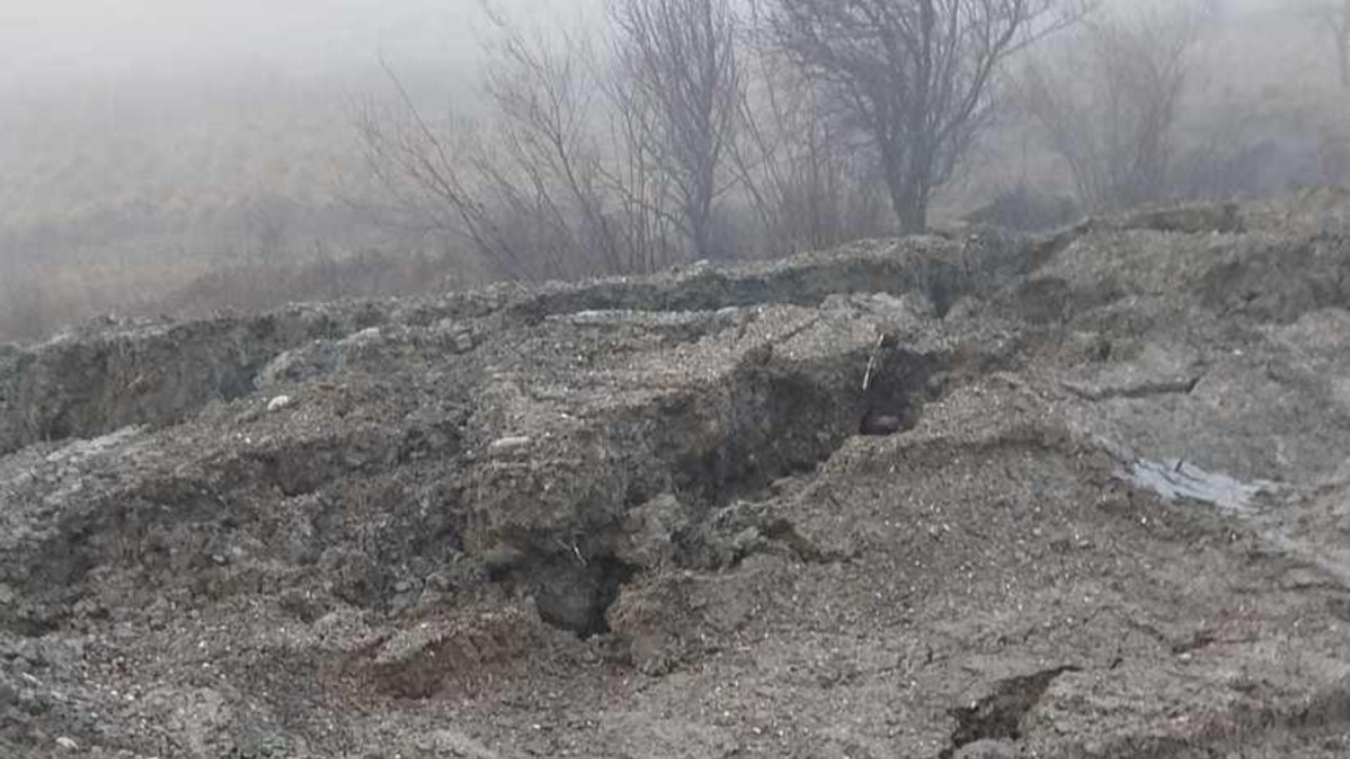  Alunecare de teren pe un drum judeţean din Buzău aflat la finalul reabilitării