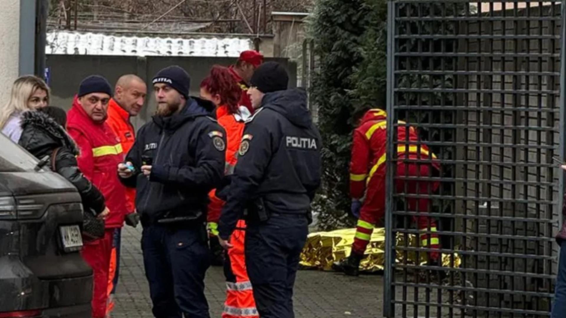 Un tată și fiul său s-au aruncat în gol de la etajul 10 din cauza sărăciei. Au lăsat în urmă doar rucsacurile, toată averea lor