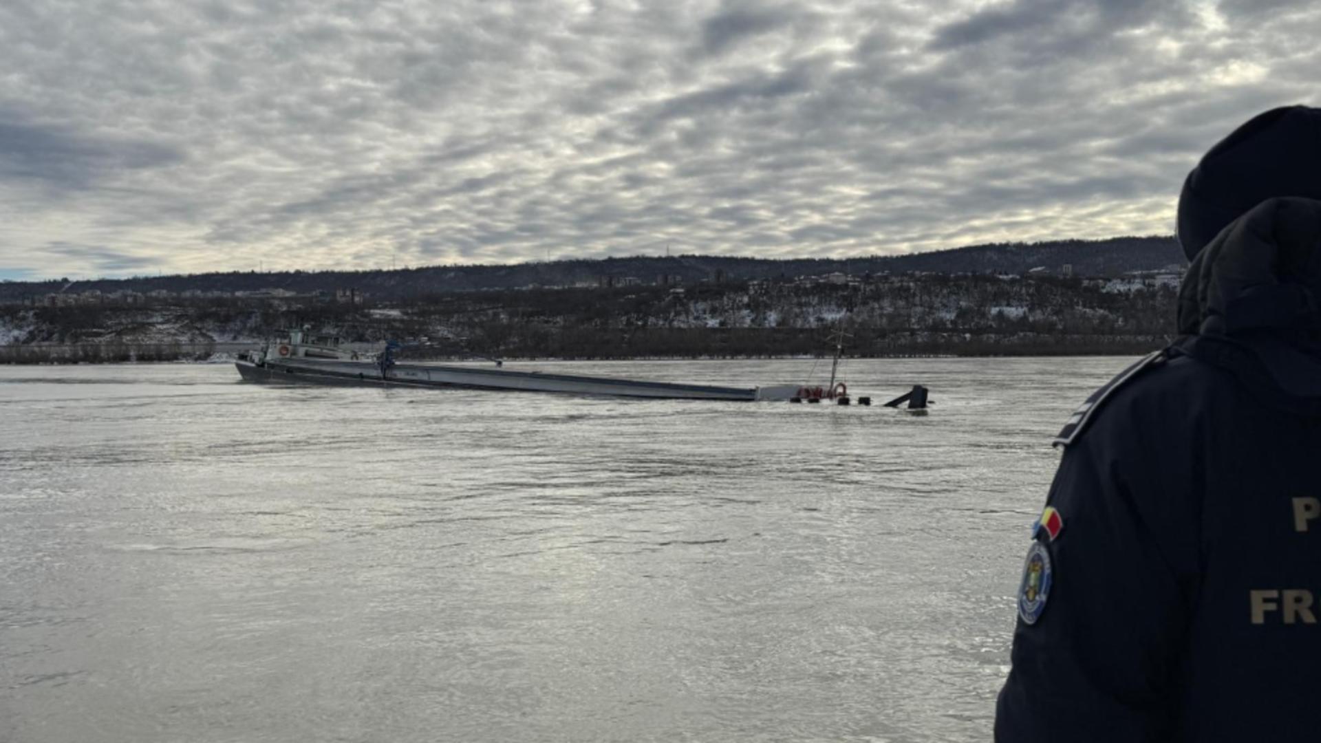 Alertă pe Dunăre! Două nave încărcate cu chimicale s-au scufundat