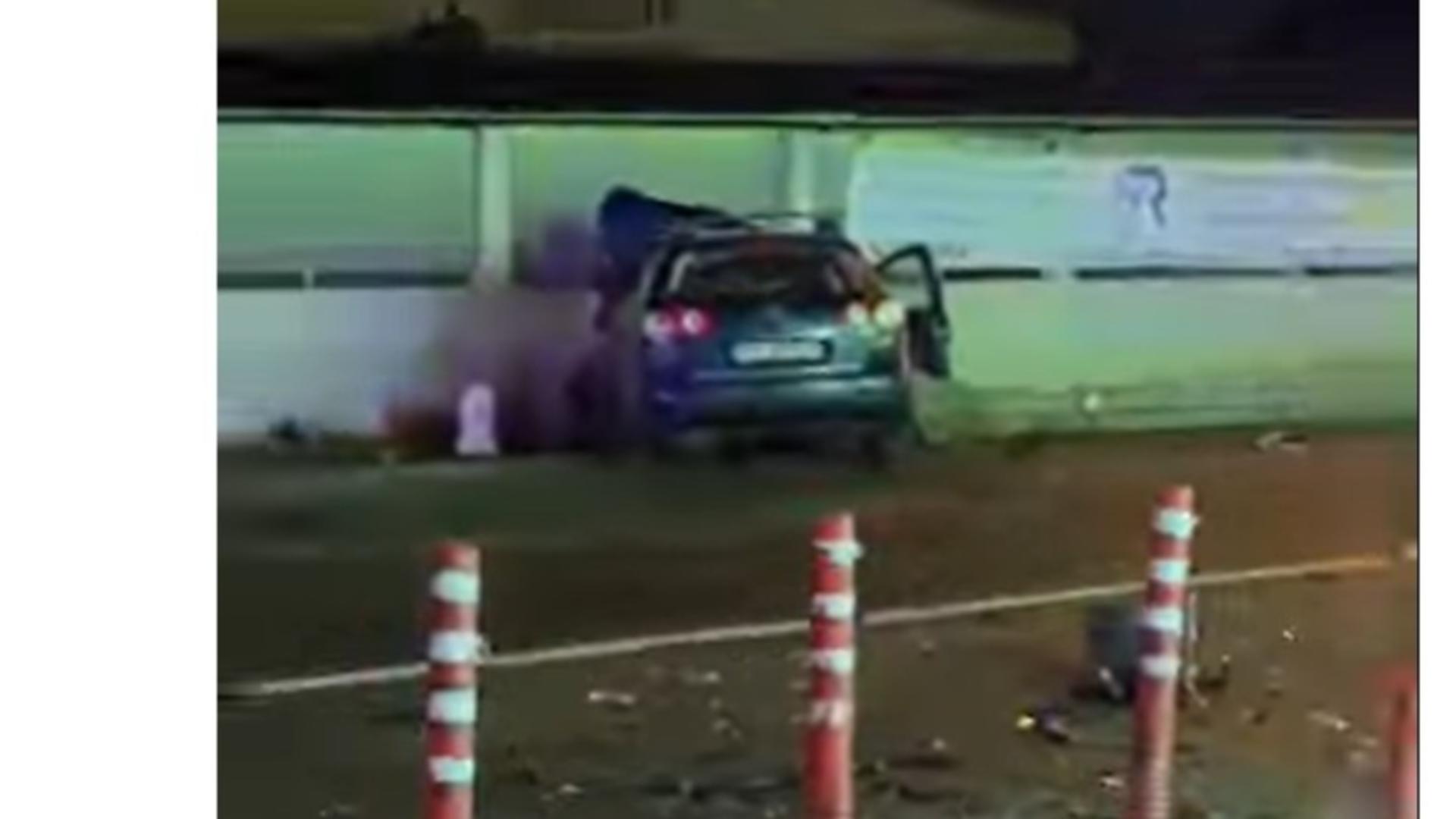 Două persoane, o femeie de 29 de ani și un bărbat de 39 de ani, au fost transportate la spital