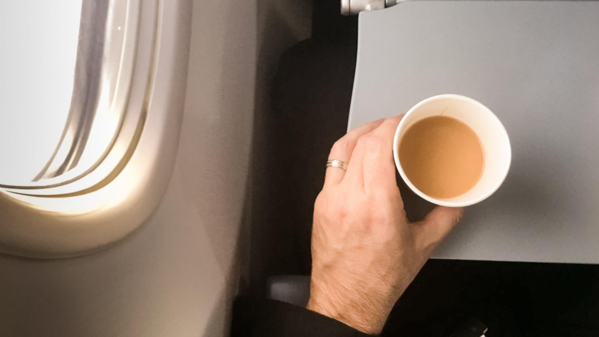 Motivul pentru care nu trebuie să comanzi cafea în avion