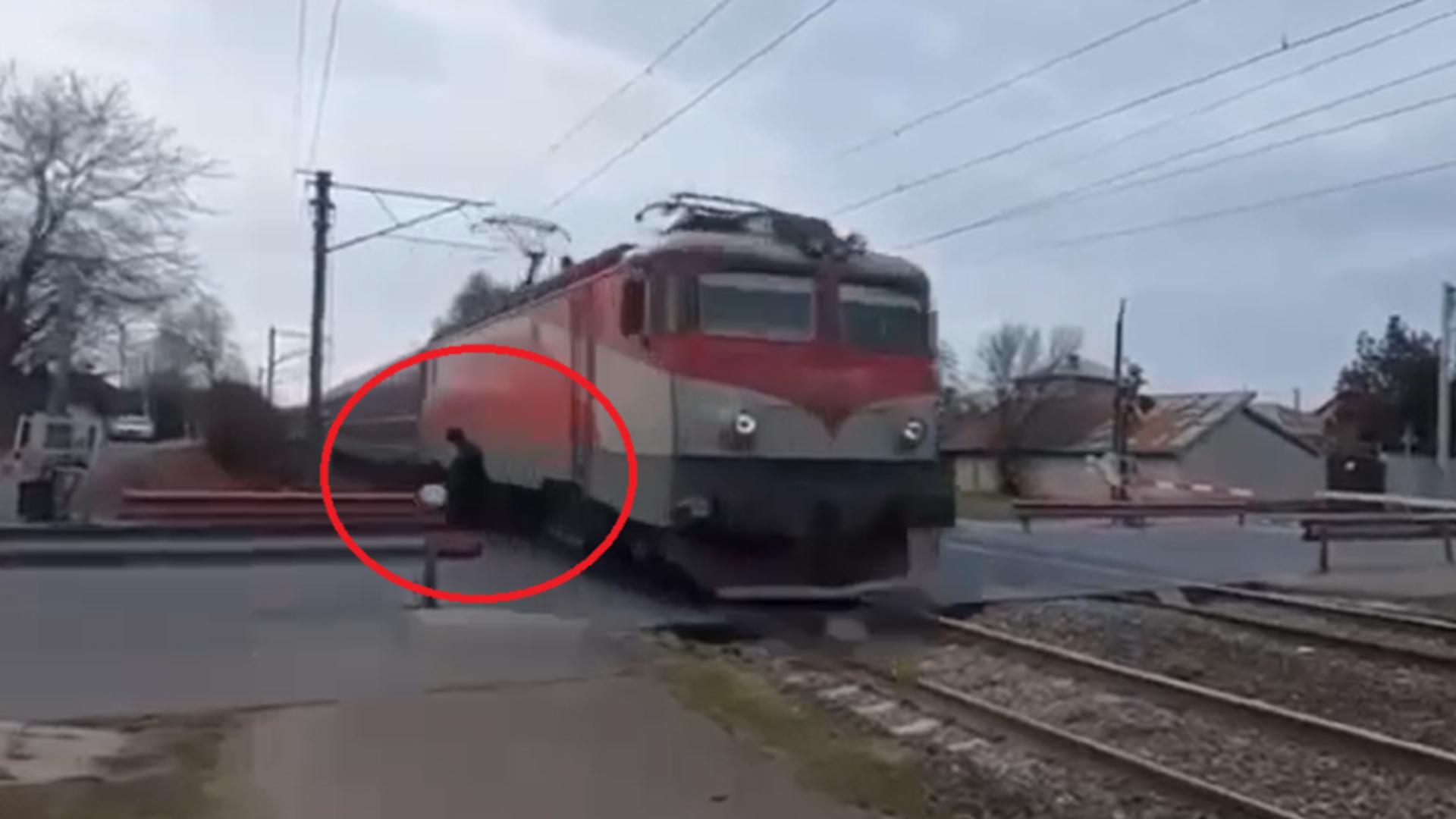 Cum își pun românii viața în pericol. Momentul în care un tren trece milimetric pe lângă un bătrân imprudent. Comunicatul CFR - VIDEO