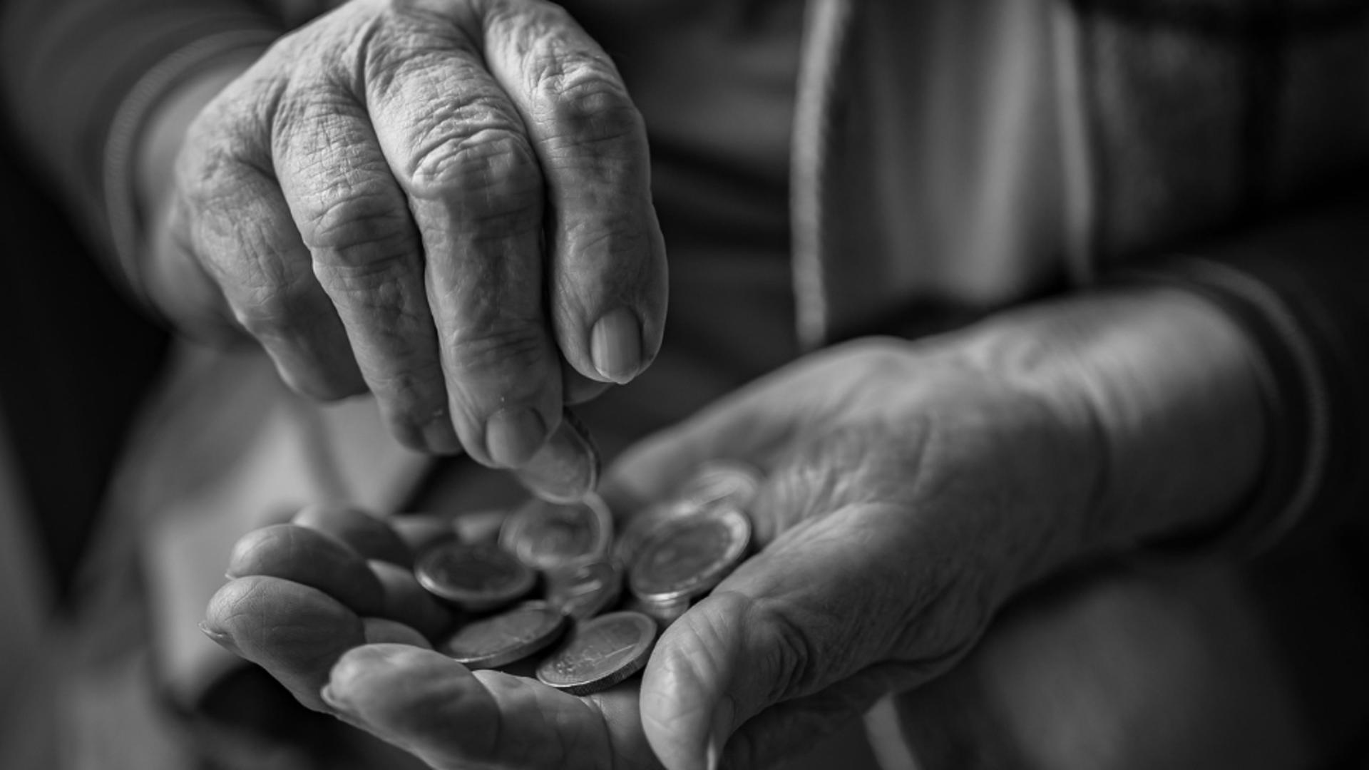 De ce întârzie plata pensiilor. Explicațiile unui specialist.