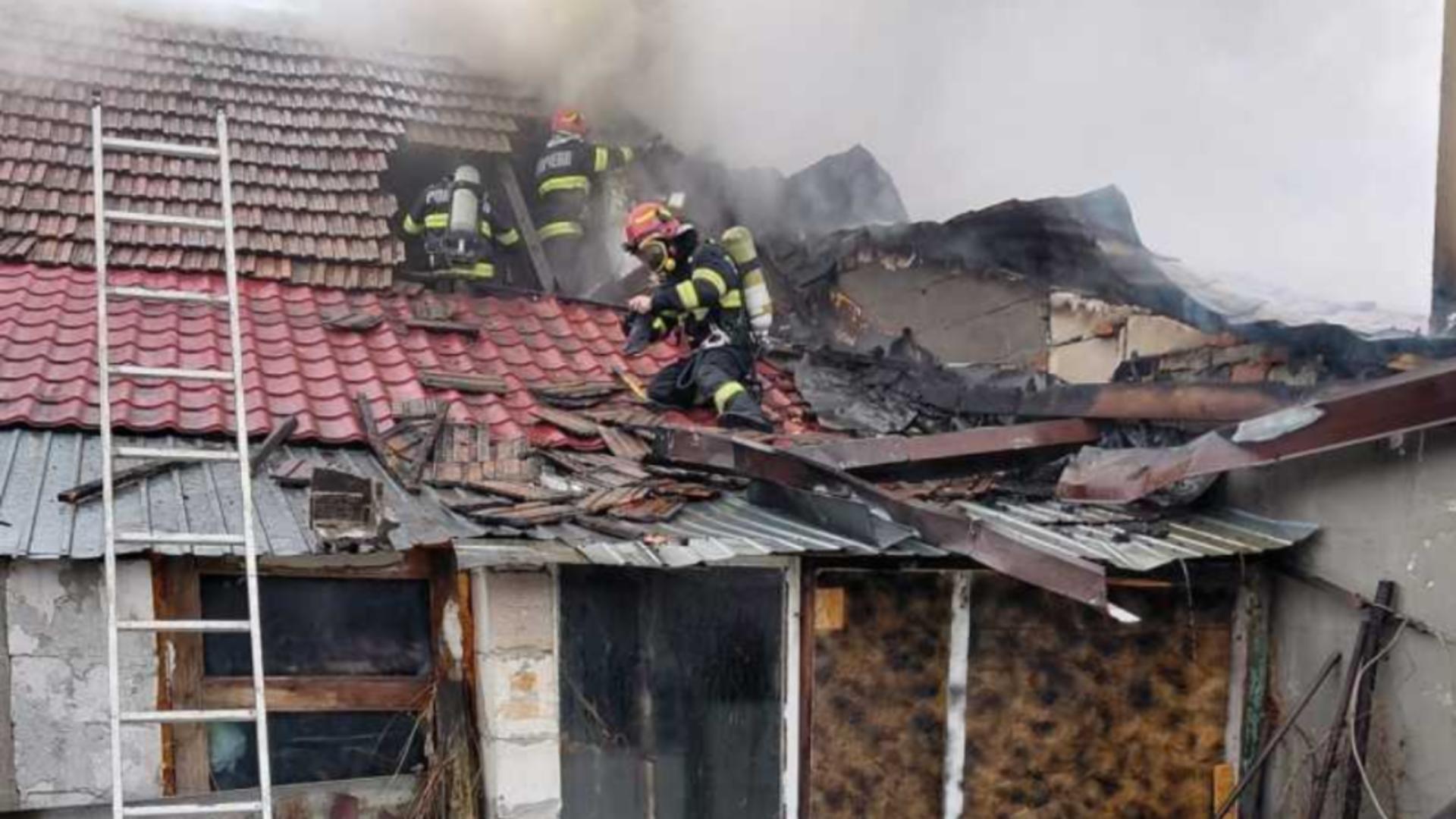 Pompierii din Petroșani, în alertă: un coș de fum stricat a făcut ravagii. FOTO