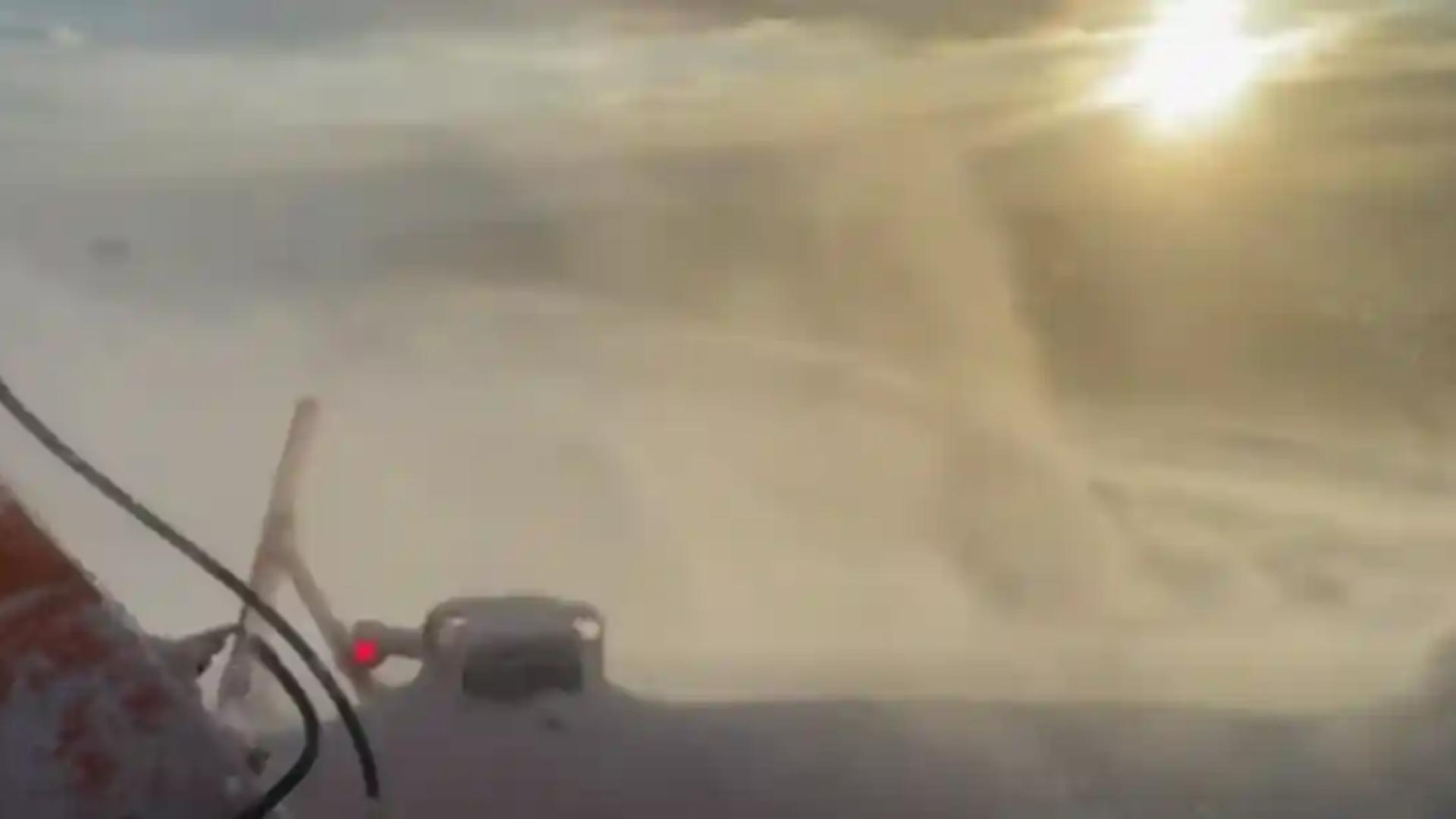 Imagini spectaculoase pe Transalpina: Cum se deszăpezește în condiții de viscol extrem - VIDEO