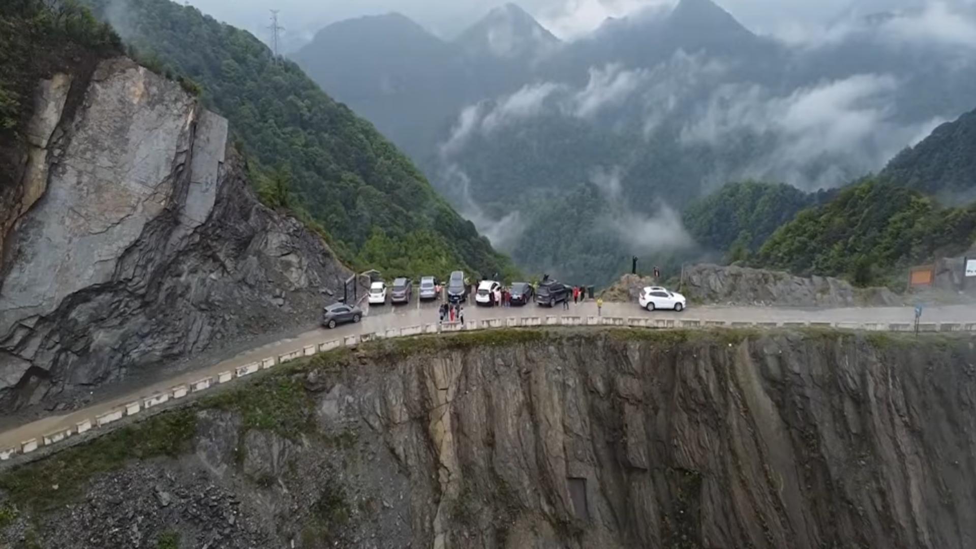 Cel mai periculos drum din lume. Șoseaua extremă pare să plutească între două prăpăstii iar șoferii conduc pe muchie de cuțit