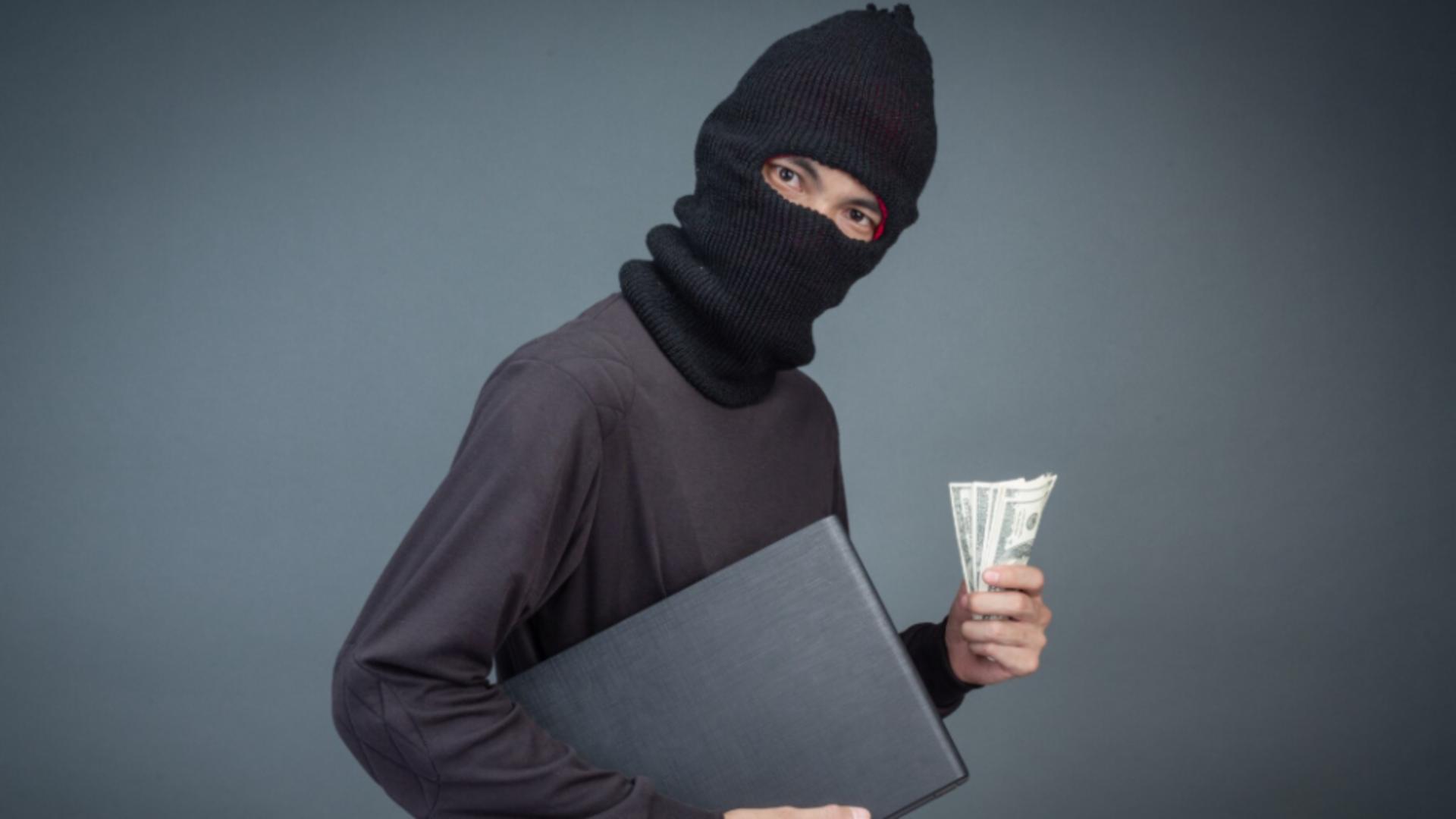 Noua metodă de fraudă „atingerea fantoma”: escrocii îți pot lua banii prin simpla prezență lângă tine, fără să te atingă