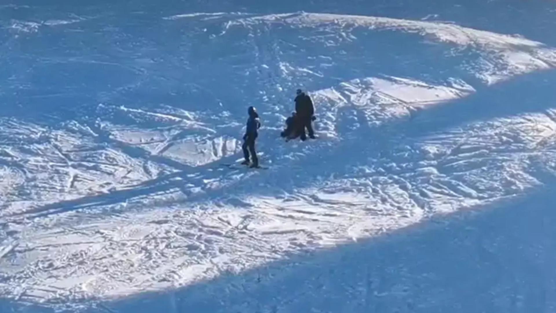 Femeie în fustă pe pârtie, coborâtă de un jandarm montan. Avertismentul autorităților: ”Pârtia de schi nu este podium de modă” -VIDEO