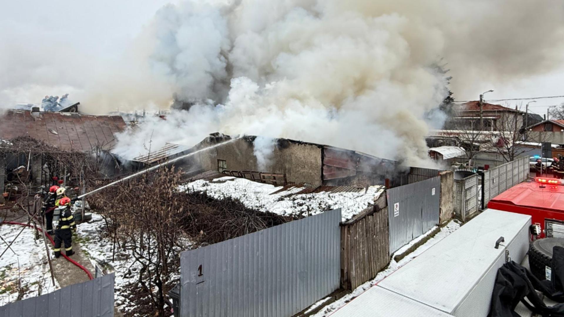 Un incendiu violent a izbucnit sâmbătă după-amiază în sectorul 5 al Capitalei, pe strada Garoafei. 