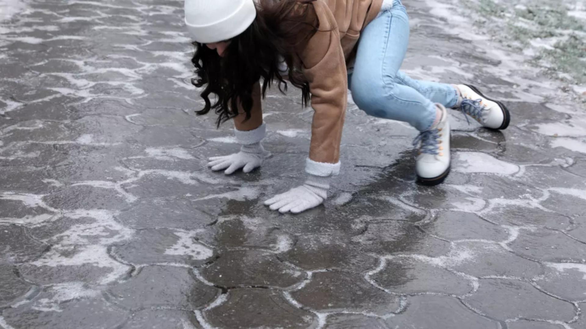 Cum îndepărtezi gheața din curte fără să distrugi cimentul