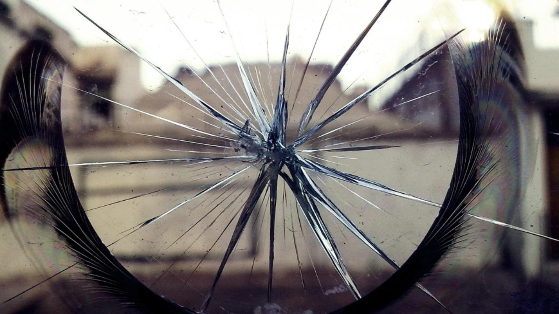 Trei persoane, reținute după ce au intrat într-o curte și au spart geamurile unei familii