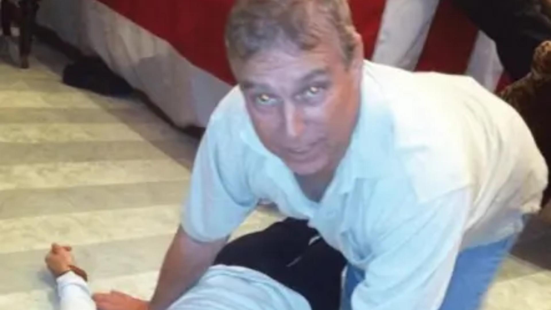 Fotografii șocante. Prințul Andrew, în patru labe deasupra unei femei: ce ascund noile dosare Epstein