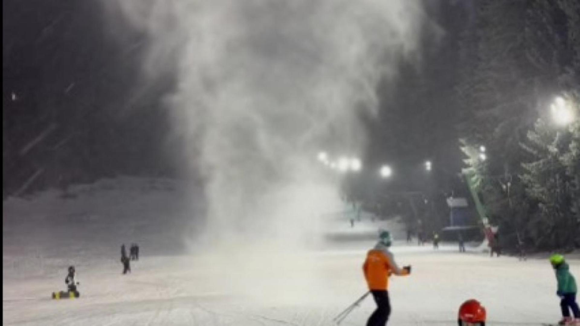 Fenomen rar surprins pe pârtie, în Poiana Brașov: un vârtej de zăpadă a apărut chiar printre schiori - VIDEO