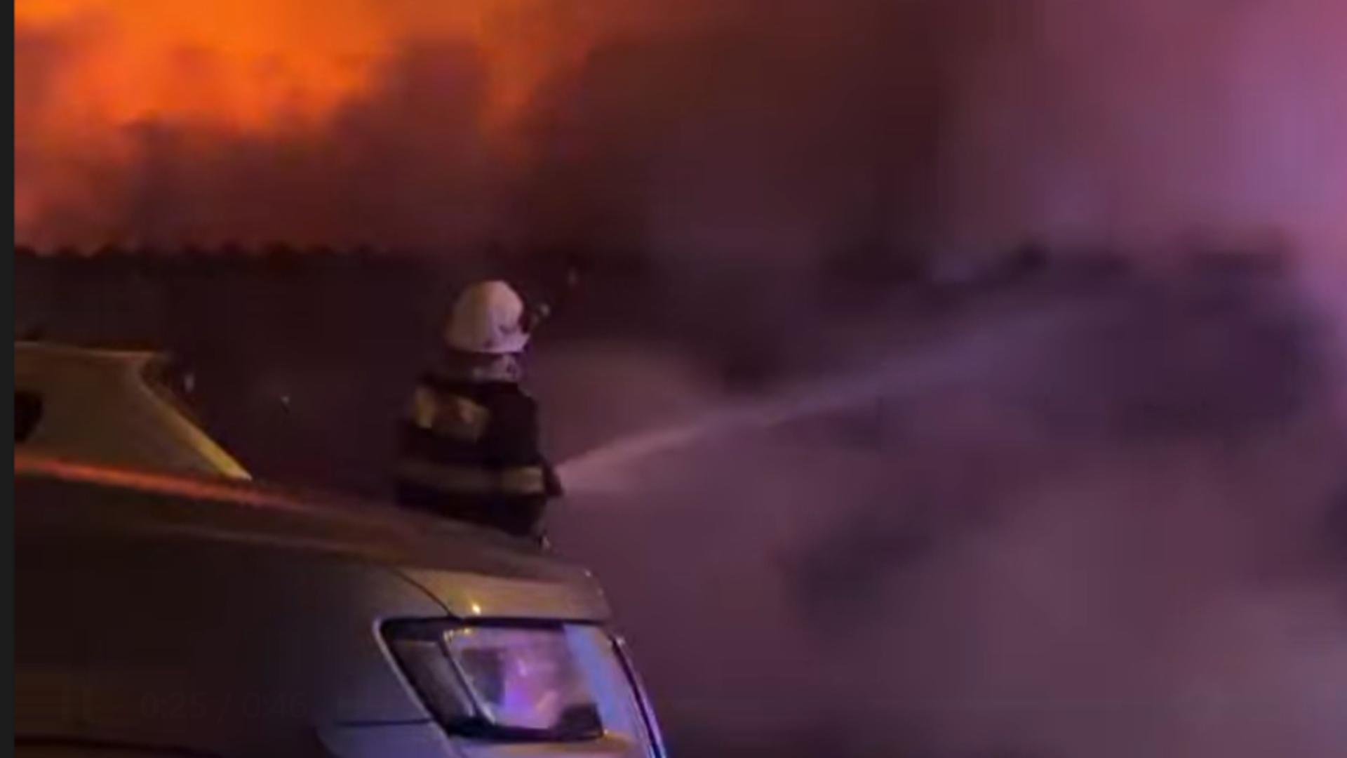 Incendiu de proporții în centrul orașului Tulcea. Pompierii intervin cu efective sporite - VIDEO