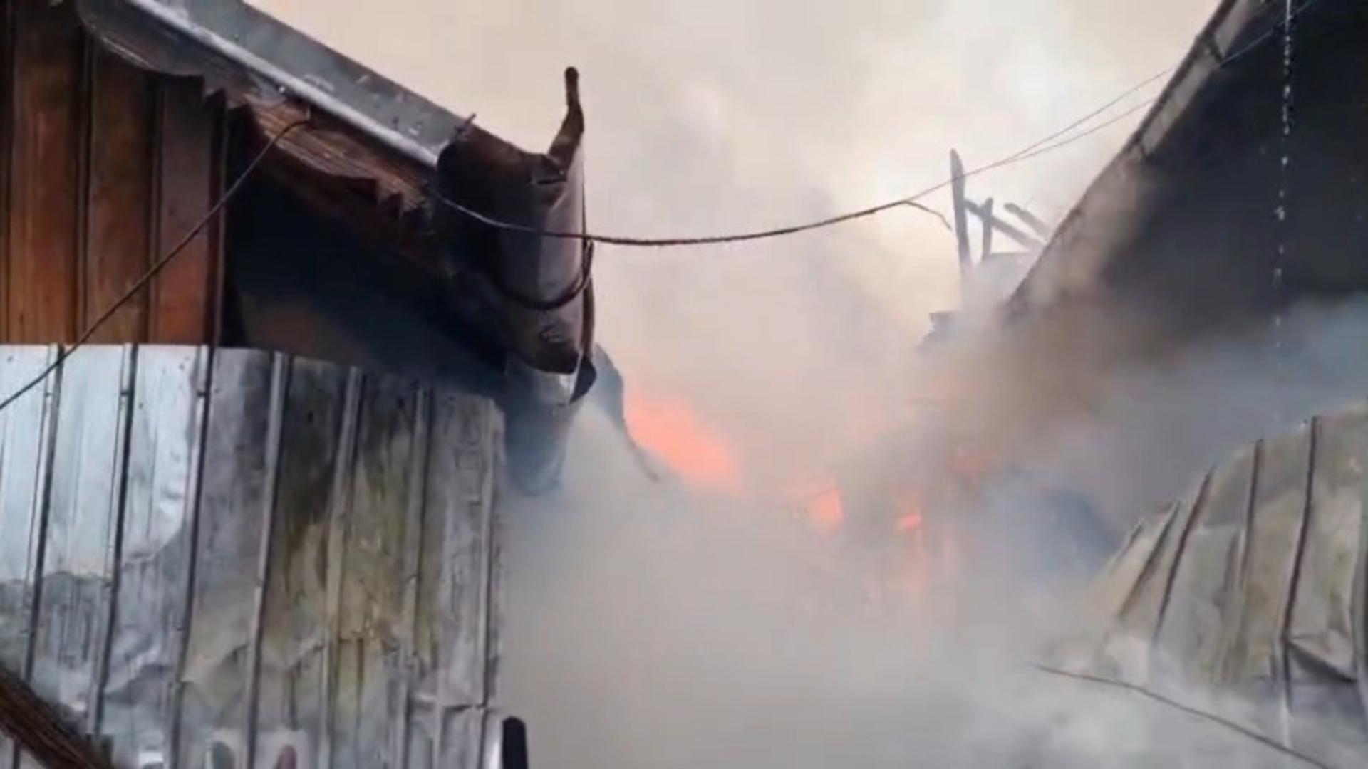 Incendiu de proporții în Prahova. O gospodărie în care era depozitat mult lemn a fost mistuită de flăcări