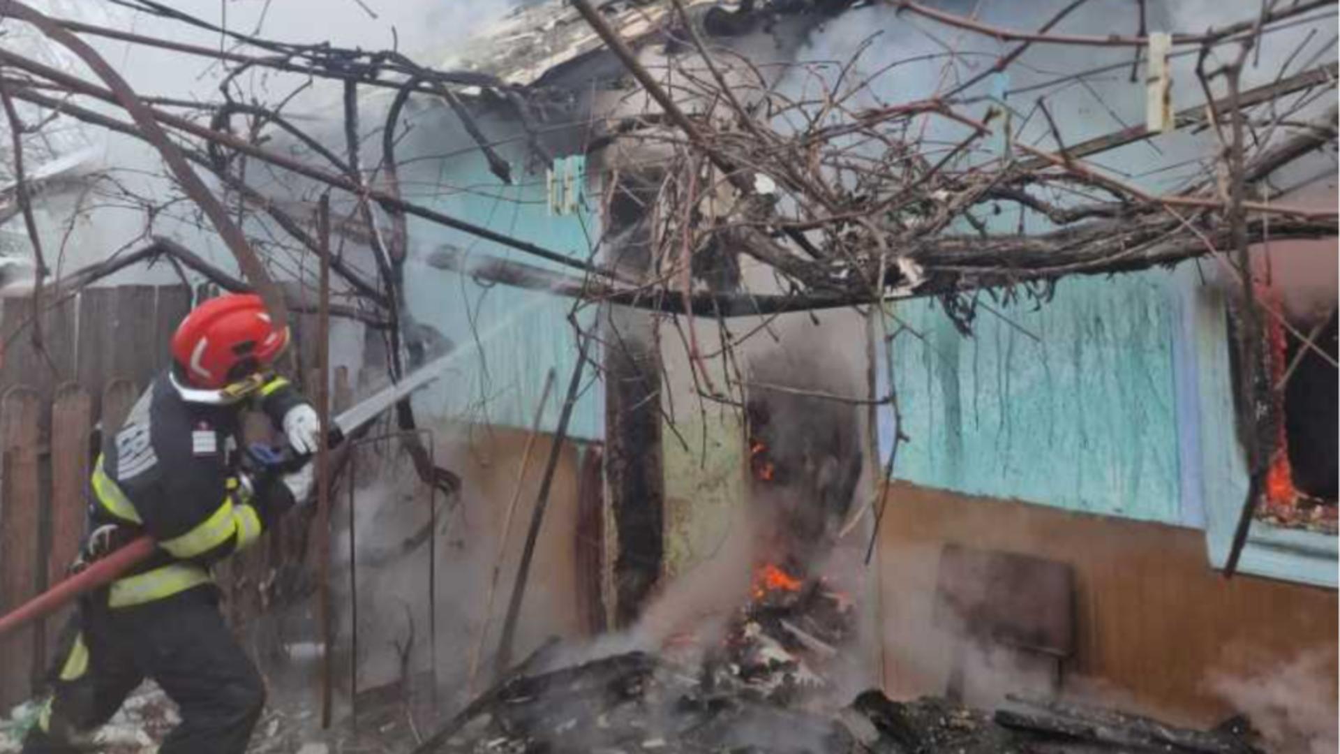  Incendiu într-o gospodărie din județul Botoșani. FOTO: ISU Botoșani 