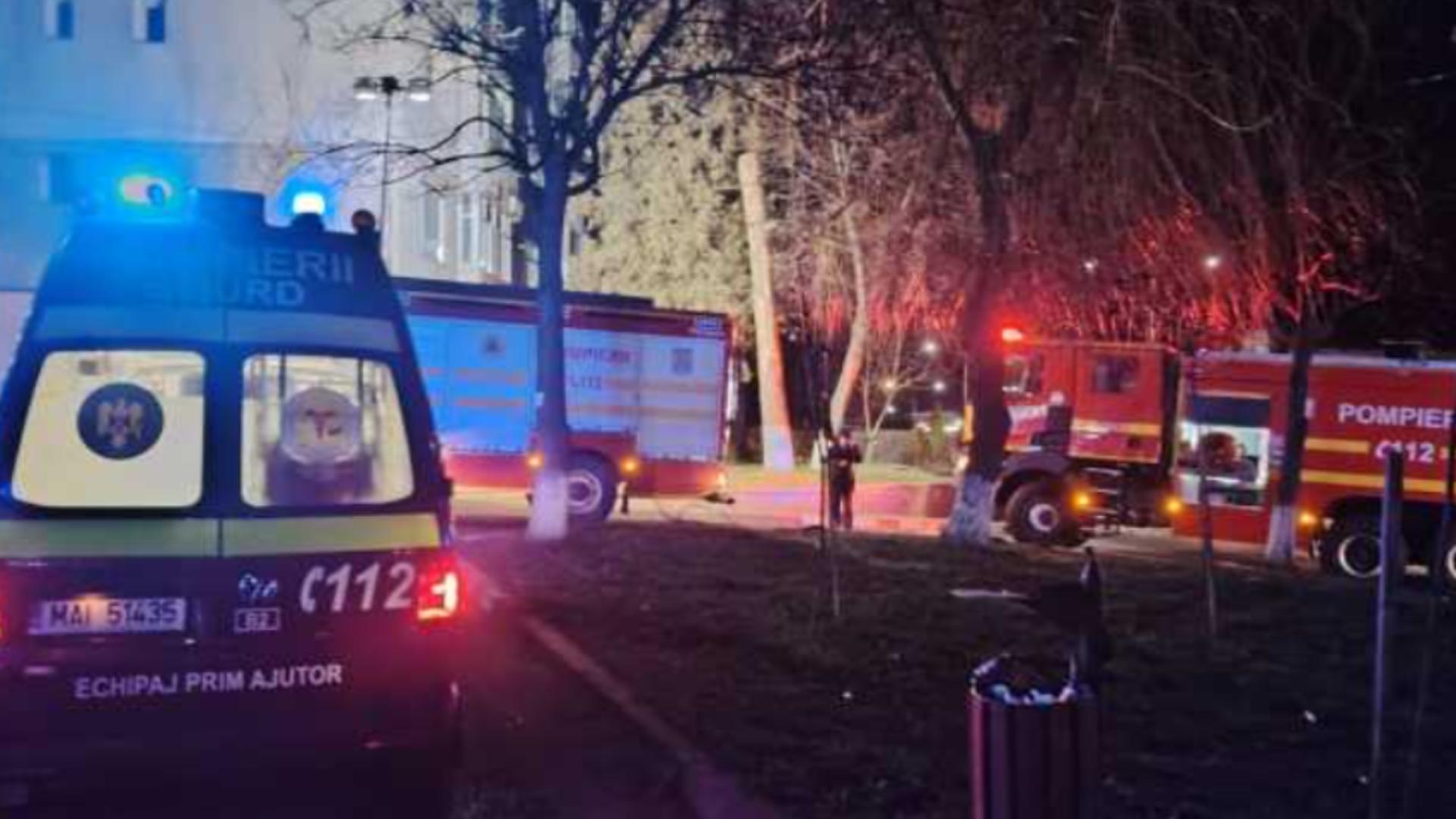 Incendiu puternic într-un bloc din Fălticeni