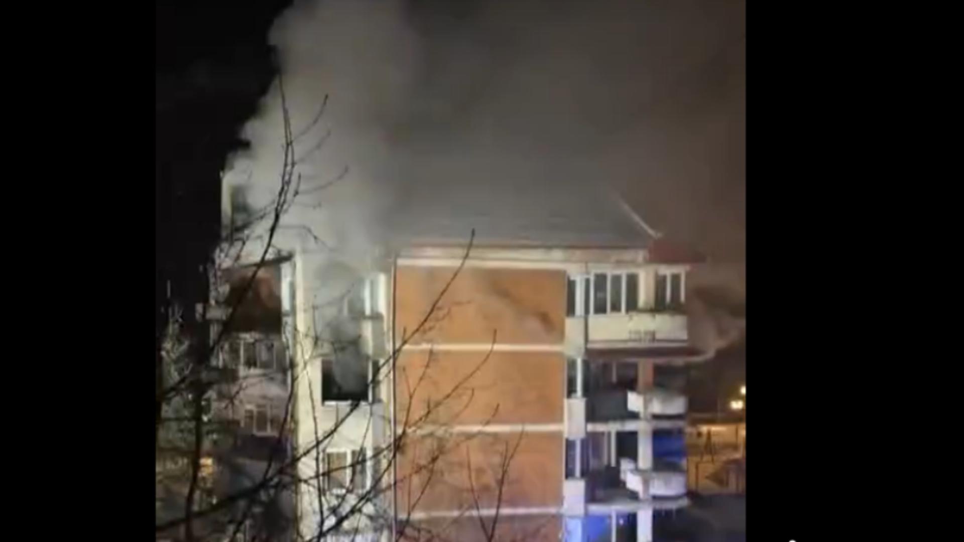 15 persoane s-au autoevacuat după un incendiu puternic într-un bloc din Uricani - VIDEO