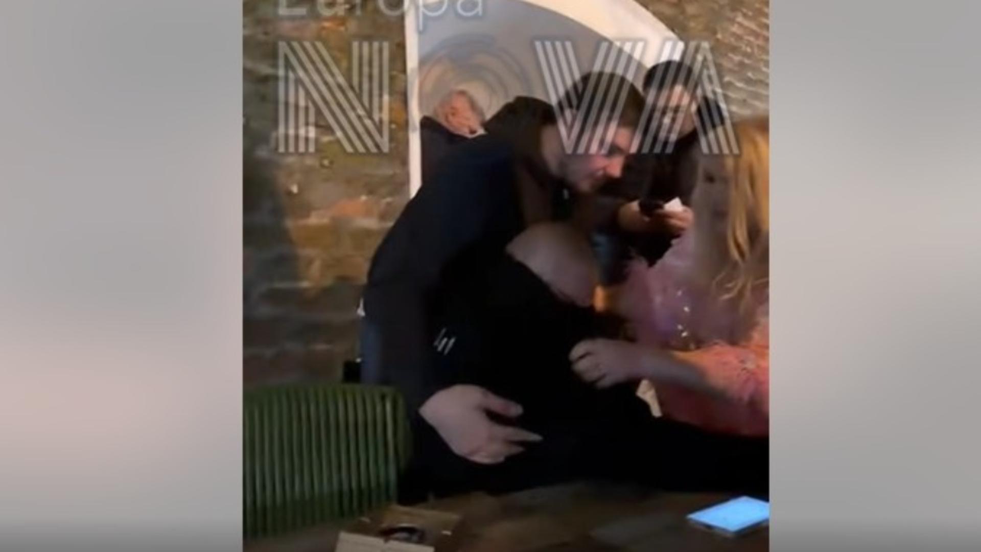 Ioniță de la Clejani a fost scos pe targă din local. Foto/Captură video