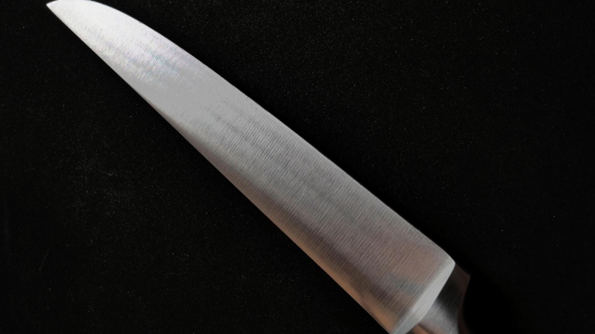 Femeie înjunghiată de propriul soț. Bărbatul a fost arestat preventiv