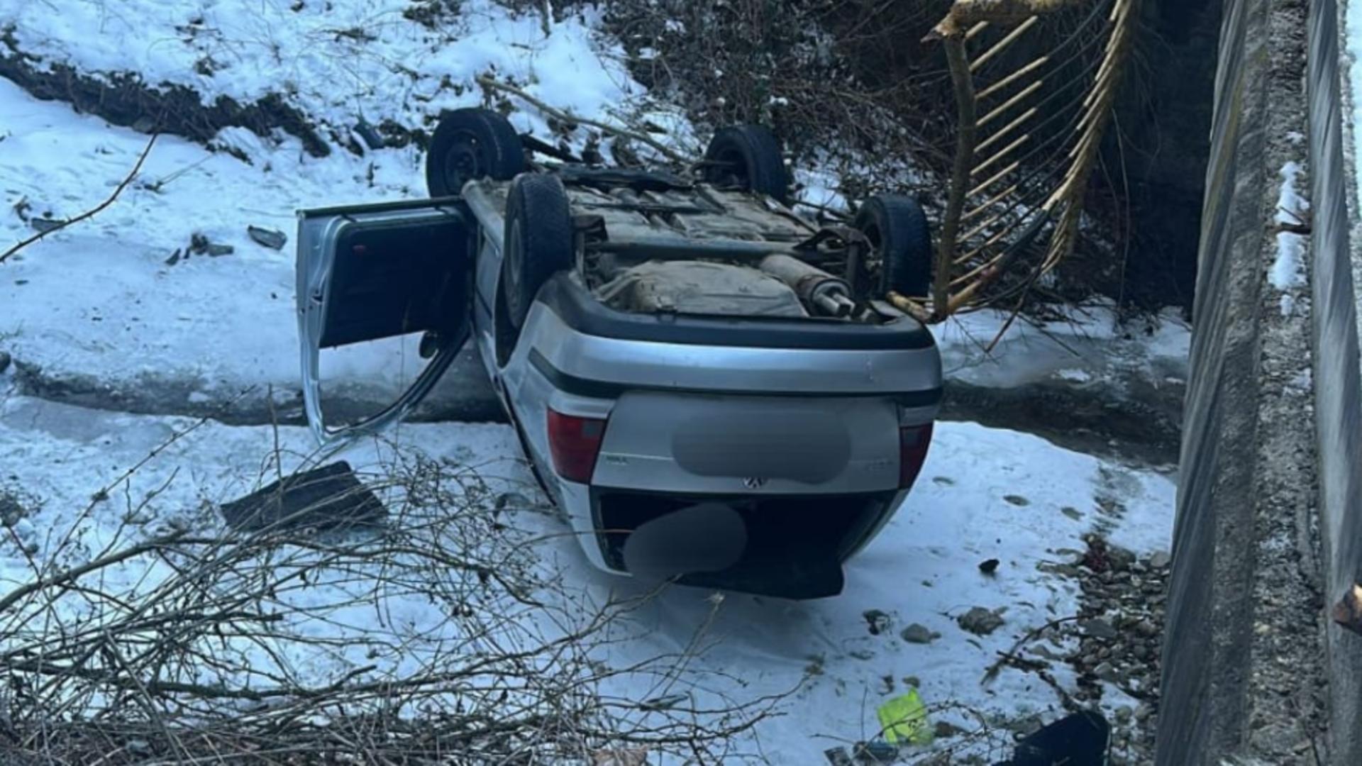 O maşină în care se aflau patru persoane a căzut în albia Pârâului Doamnei, din județul Neamț. Care este starea victimelor