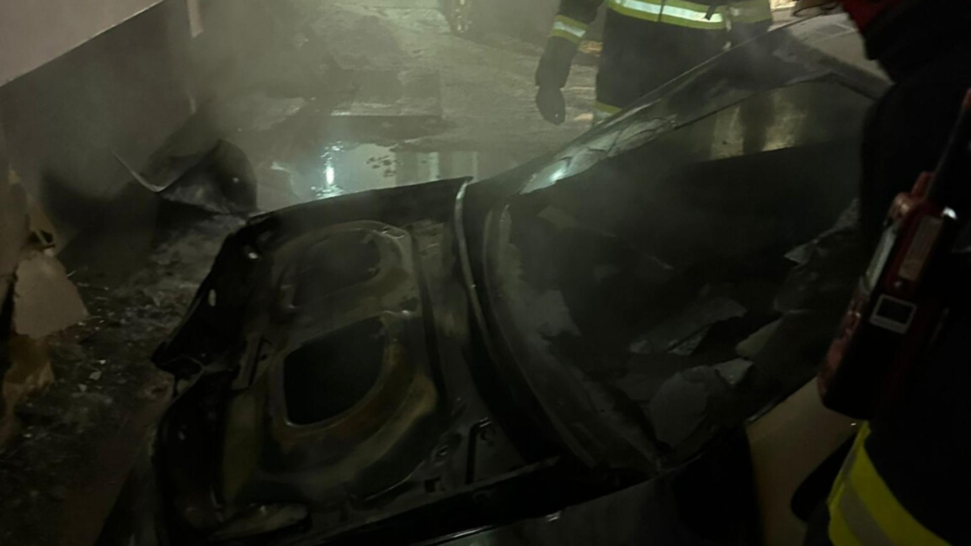 Incendiu puternic în Cluj. Trei autoturisme și un bloc, afectate de flăcări - FOTO