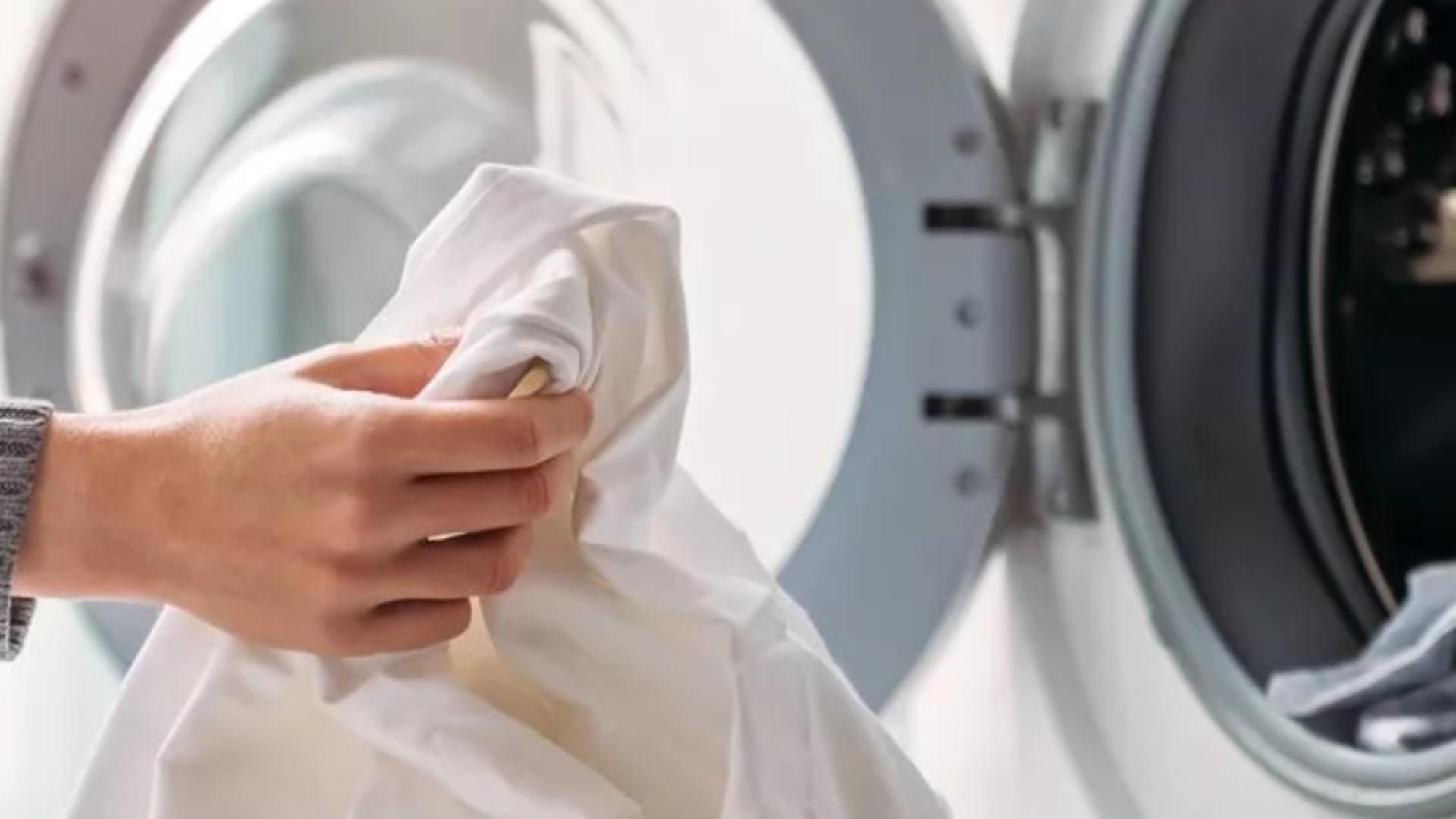 Cea mai mare greșeală pe care o faci atunci când speli rufele. De ce capătă acestea un miros neplăcut.