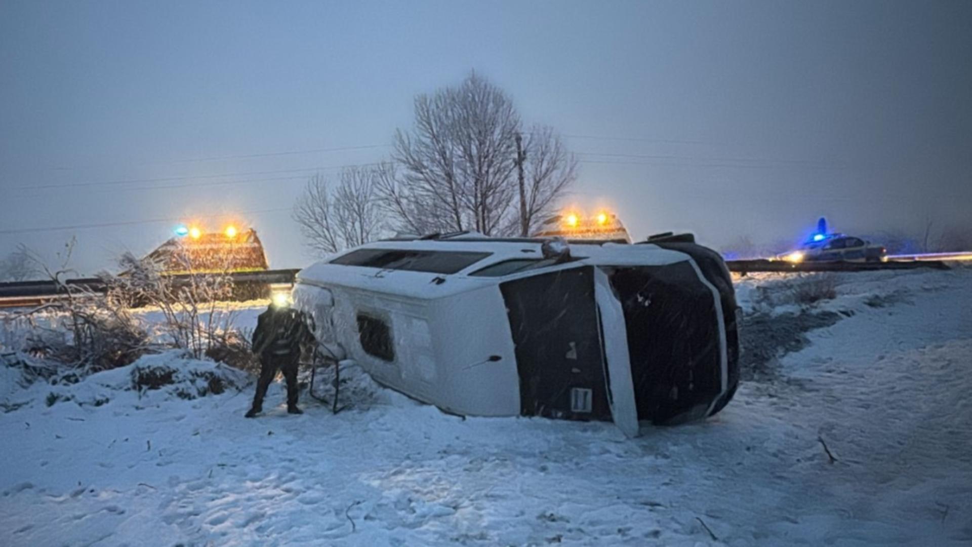 Microbuz plin cu mineri, răsturnat în Gorj.