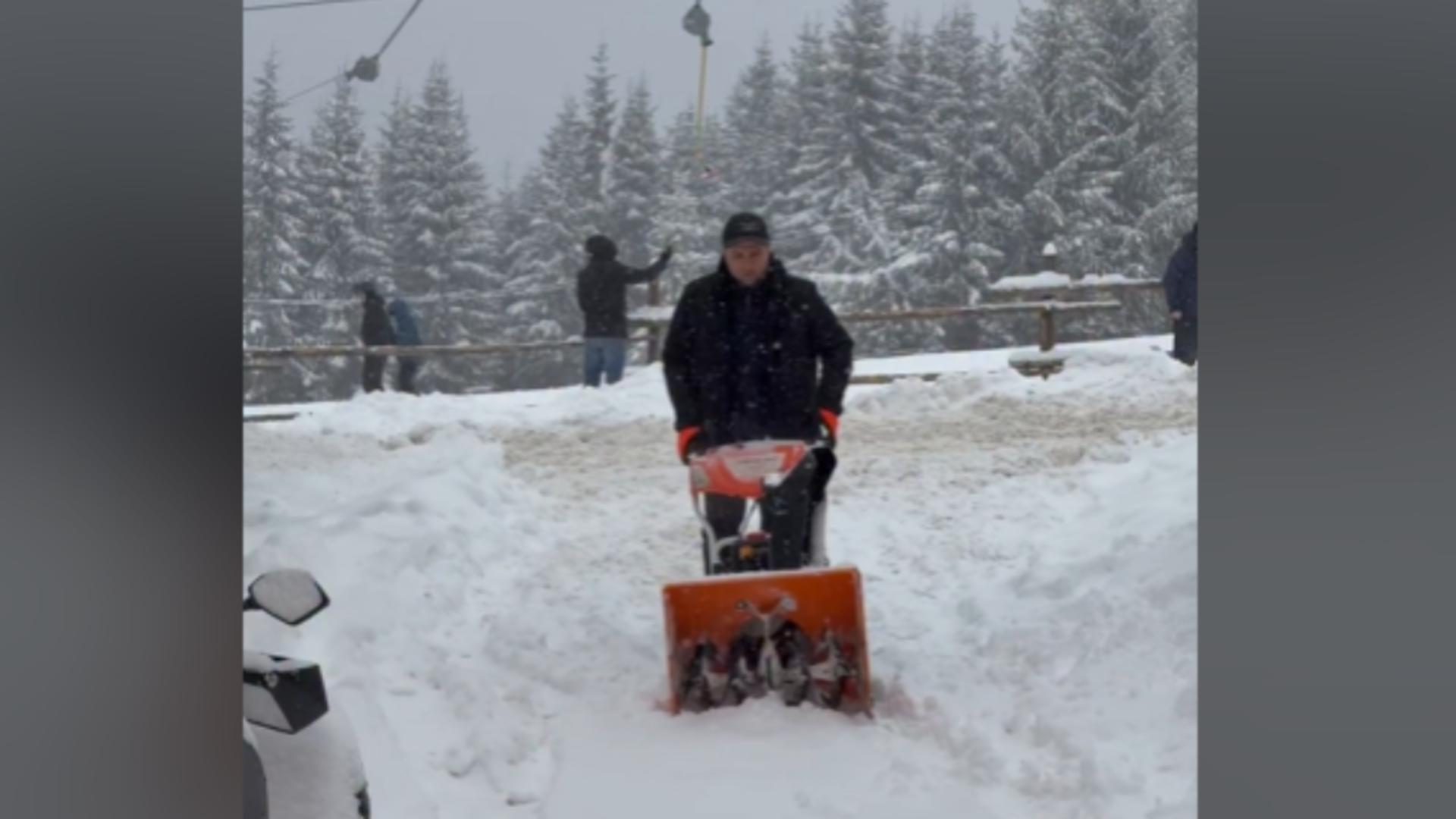 Rezistul de la Apărare s-a filmat în timp ce dădea la zăpadă. Internauții l-au apostrofat: „Norocosul are casa la Rânca”. VIDEO