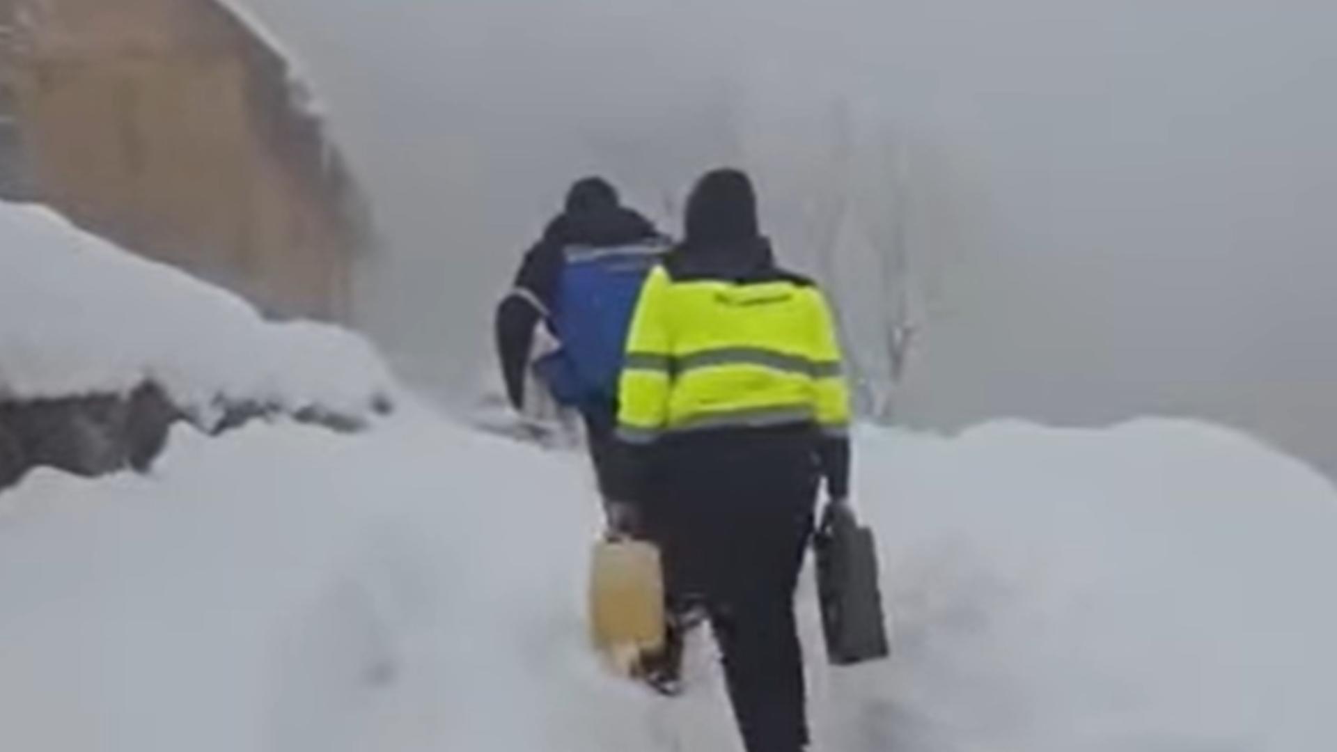 Jandarmii le-au dus alimente măicuțelor de la Schitul Bujoara după ninsorile abundente.