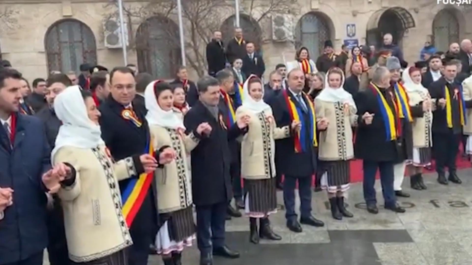 Cine s-a prins în horă, a scăpat de amendă. Foto/Captură video