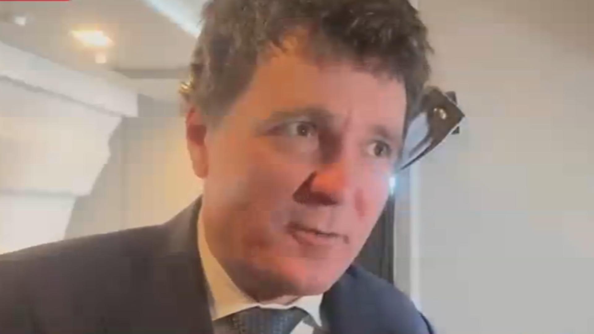 Nicușor Dan îl copiază pe Trump și dă interviuri din avion. Ce le-a spus reporterilor, în fuga sa spre Macron - VIDEO