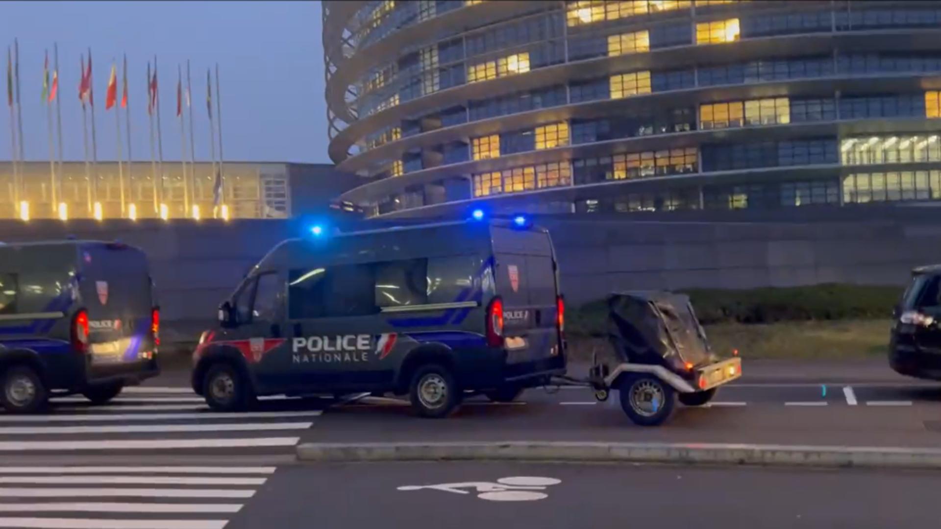 Accesul in sediul PE se face prin filtre (foto: Mircea Sime)