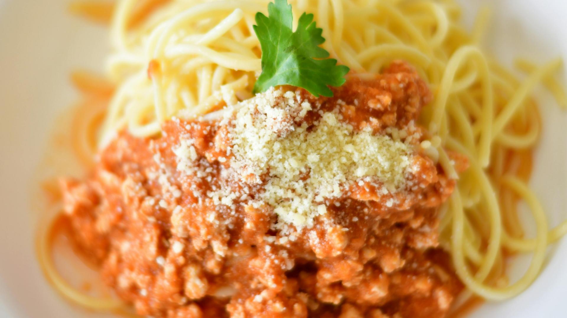 Paste cu carne tocată și sos cremos de roșii. Un preparat gata în câteva minute