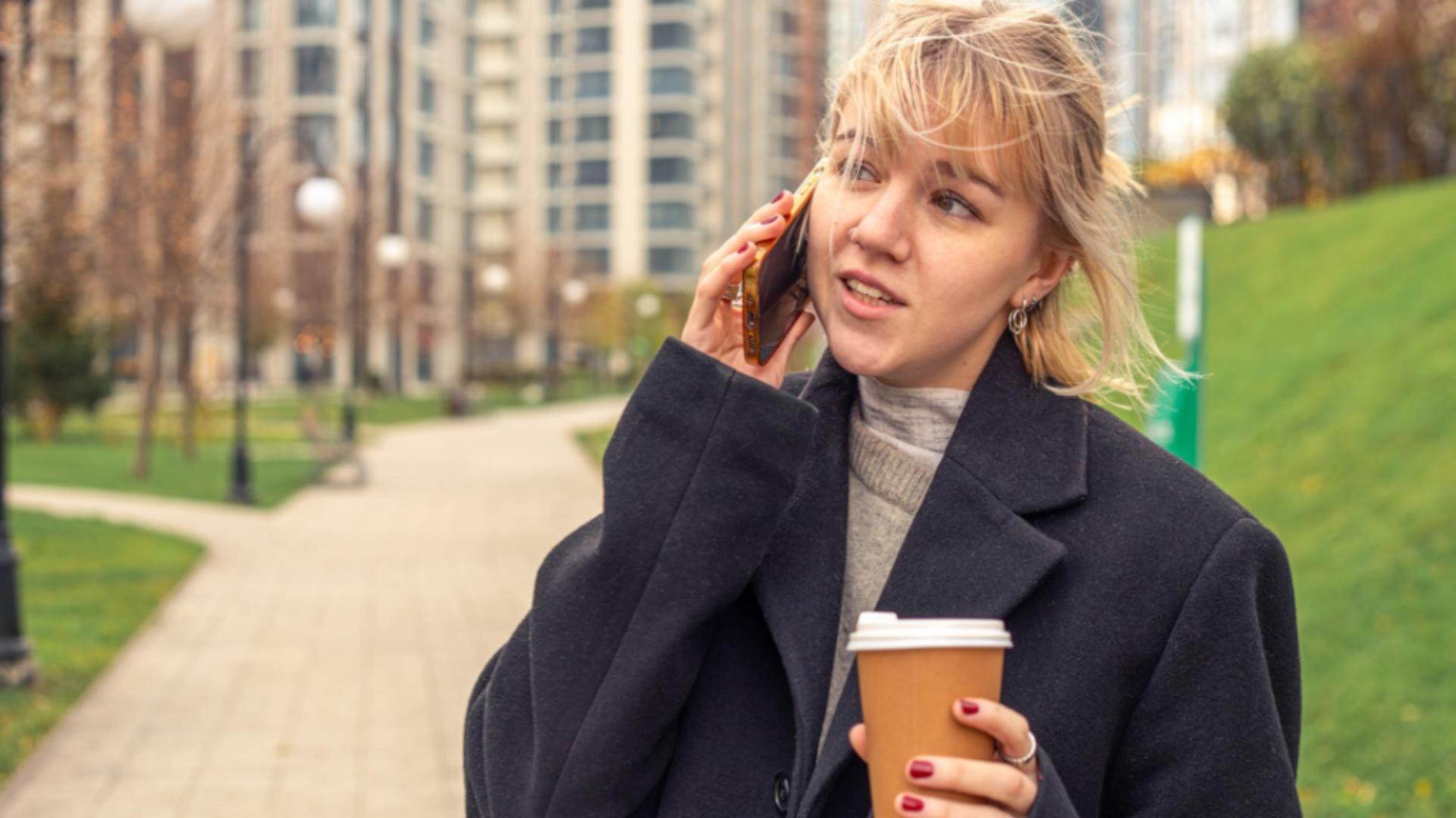 Telefonul tău te ascultă permanent și colectează tot ce spui