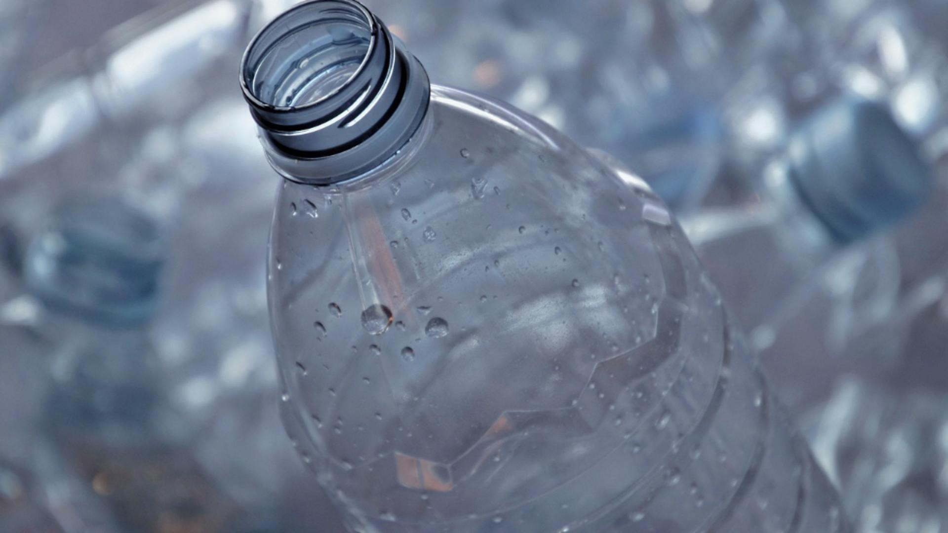 Un pensionar sărman a rămas fără ajutor social după ce a declarat banii obținuți din sticle reciclabile