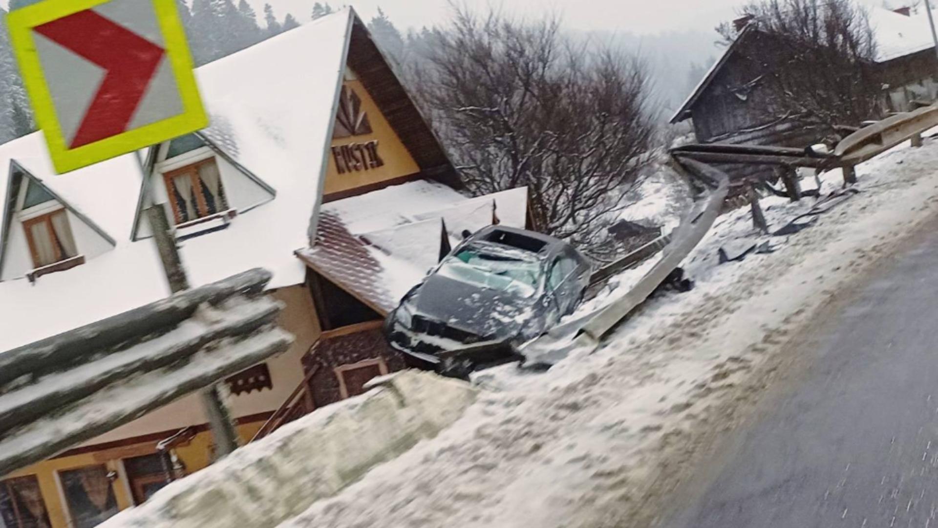 Cascadorie involuntară la munte. Un autoturism a aterizat pe acoperișul unei pensiuni din Predeal. Foto/Gyn Og Eastbull