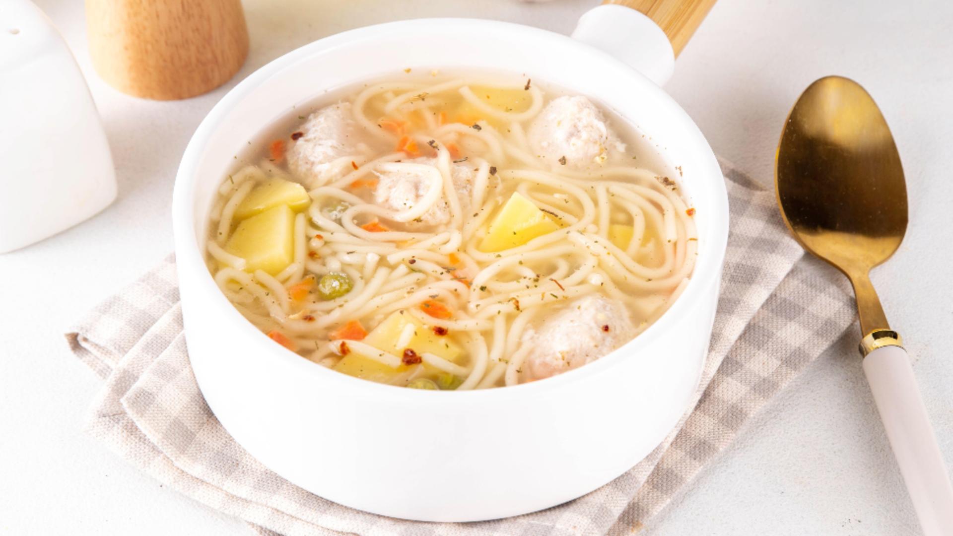 Ciorba de perișoare: rețeta turcească simplă și gustoasă/ Profimedia