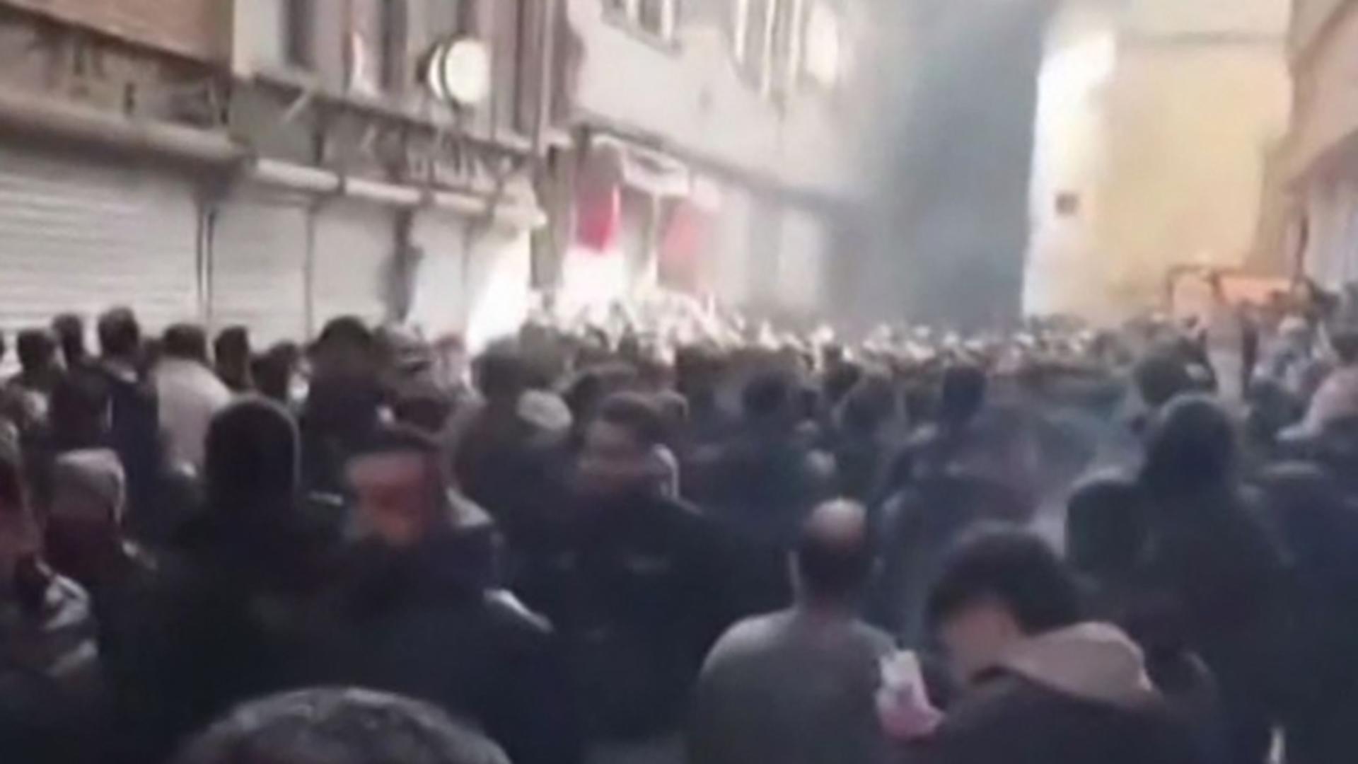 Revoluție în Iran: protestatarii ar fi pus mâna pe două orașe căzute. Trump amenință ayatollahii: Dacă îi ucid, îi terminăm! - VIDEO